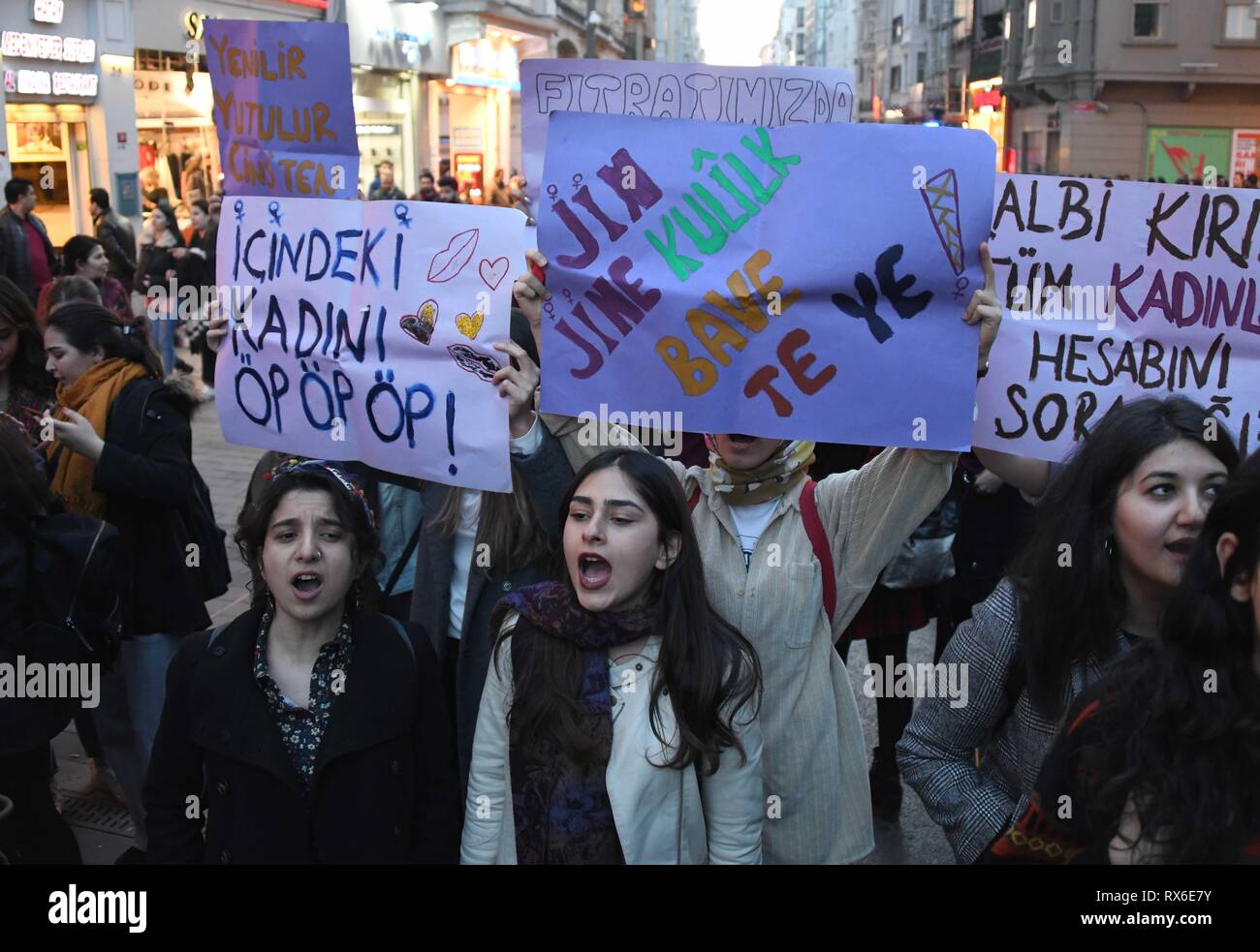 Istanbul, Türkei. 8 Mär, 2019. Frauen nehmen an einem Protest gegen männliche Gewalt auf der Istiklal Straße in Istanbul, Türkei, 8. März 2019. Türkische Polizei feuerte Tränengas und Gummigeschossen Frauen protestieren gegen männliche Gewalt an zentralen Istanbul am Freitag Abend zu zerstreuen. Credit: Xu Suhui/Xinhua/Alamy leben Nachrichten Stockfoto