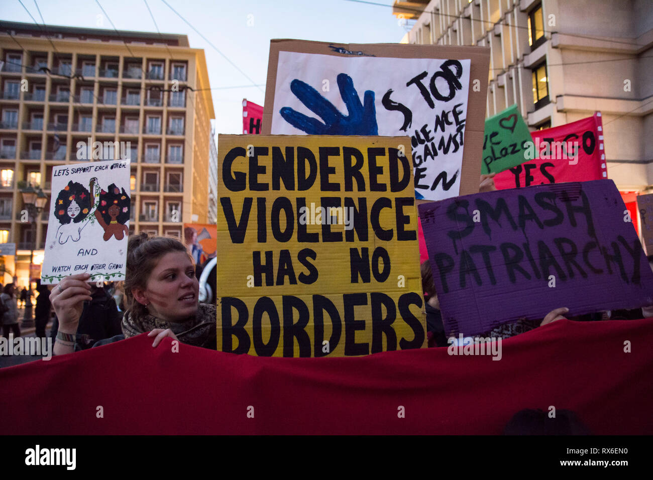 Athen, Griechenland. 8. Mär 2019. Frauen und Männer in den Straßen von Athen holding Fahnen und riefen Parolen gegen das Patriarchat. Feministische, Linke und Menschenrechtsorganisationen inszeniert eine Demonstration zum Internationalen Frauentag und Nachfrage Gleichberechtigung und Respekt ehren. Credit: Nikolas Georgiou/Alamy leben Nachrichten Stockfoto