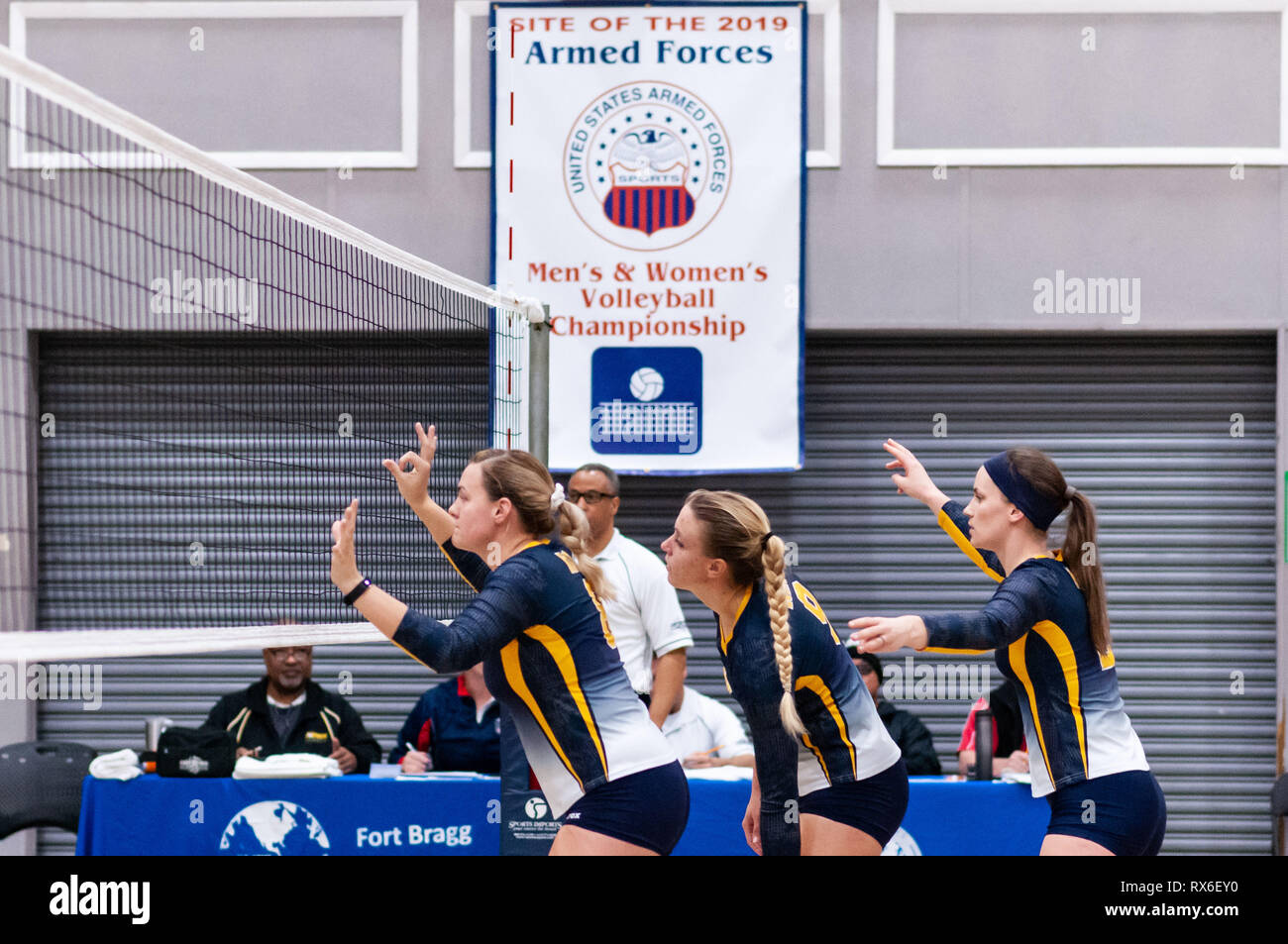 Fort Bragg, North Carolina, USA. 8 Mär, 2019. März 8, 2019 - Fort Bragg, N.C., USA - All-Navy Women's Volleyball Lieutenant Junior Grade Kelsey DePorto (8), Susan West (9), und Leutnant Katharina Paris (2) gestapelt auf dem Netz wartet auf eine dienen während des Finales zwischen der US Air Force und US Navy am 2019 Bundeswehr Frauen Volleyball Meisterschaft am Ritz-Epps Gym in Fort Bragg. Marine besiegt Air Force, 3-1, auf dem Weg zu einer Silbermedaille Ende hinter Air Force, die Gold gewonnen. Die Streitkräfte der Männer und Frauen Volleyball Meisterschaften findet jährlich statt. (Bild: © Timothy L. Hal Stockfoto