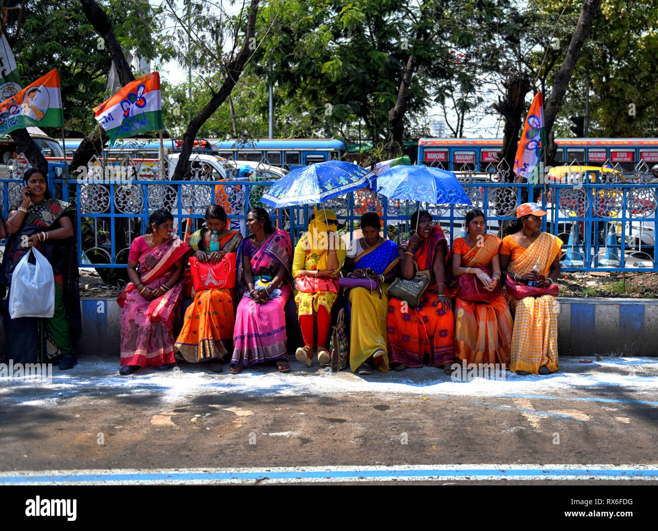 Kolkata, West Bengal, Indien. 8 Mär, 2019. Weibliche Anhänger der Chief Minister Mamata Banerjee & Alle Indien Trinamool Congress werden gesehen, Warten auf der Straße mit großer Begeisterung während der Feier zum Tag der Frauen. Credit: Avishek Das/SOPA Images/ZUMA Draht/Alamy leben Nachrichten Stockfoto