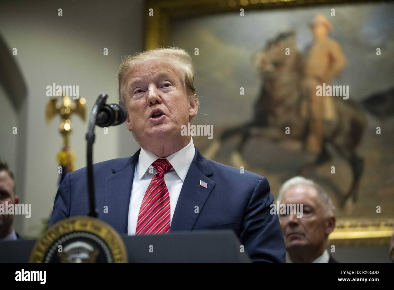 Washington, District of Columbia, USA. 5 Mär, 2019. Präsident Donald Trump liefert Erläuterungen vor Unterzeichnung eine Executive Order' Nationale Roadmap zu den Veteranen befähigen und Ende Selbstmord' im Roosevelt Raum des Weißen Hauses in Washington, DC am 5. März, 2019. Beim Beantworten der Fragen nach der Unterzeichnung, Trumpf Reporter erklärt, "Die Hexenjagd geht weiter,'' bezieht sich auf die Demokraten die Bemühungen der Präsidenten Schwiegersohn zu untersuchen, und Berater des Präsidenten Jared Kuschner. Credit: Alex Edelman/ZUMA Draht/Alamy leben Nachrichten Stockfoto