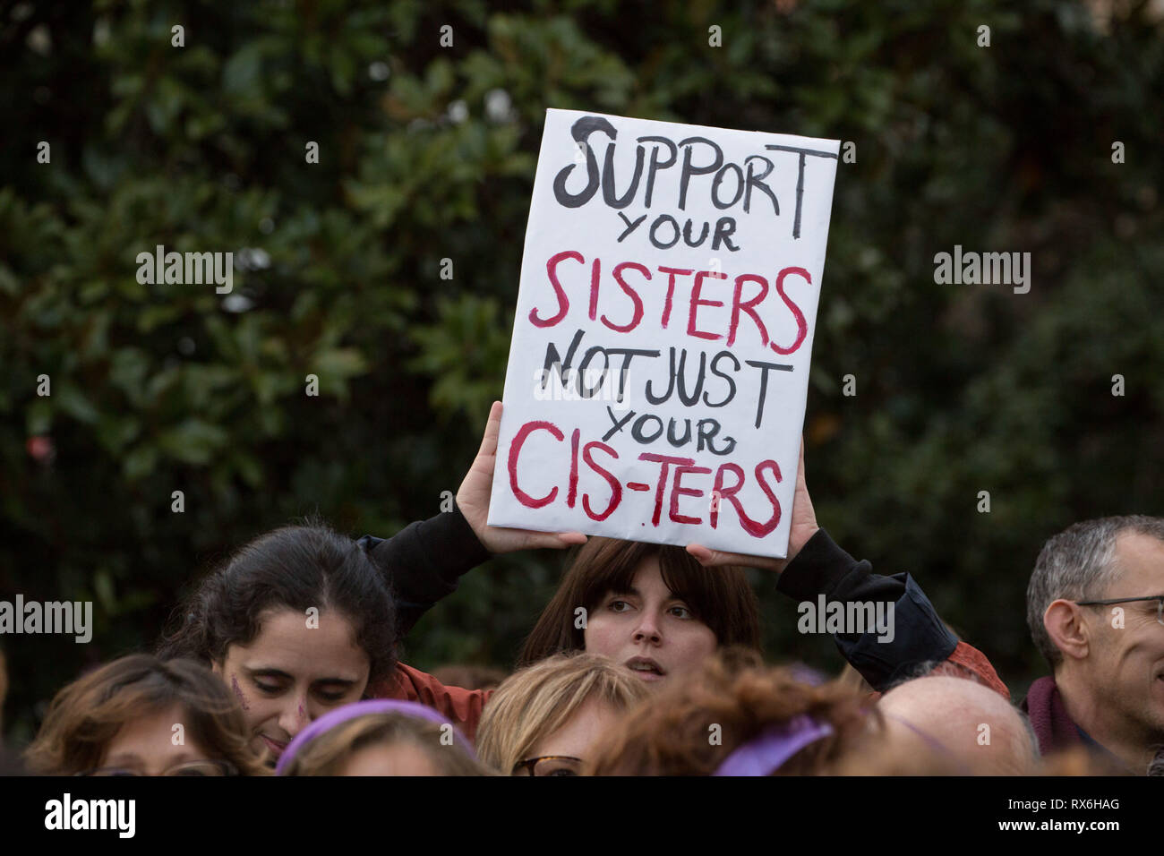 Madrid, Spanien. 8 Mär, 2019. Feministische verlangt auch für die transsexuellen Frauen Unterstützung bei Tag Protest des Internationalen Frauen in Madrid. Tausende von Frauen protestieren gegen die Ungleichheit zwischen den Geschlechtern, Prekarität, die Mitverantwortung der weder Männer noch der Staat in der Pflege arbeiten, unter anderem Diskriminierungen bei den Internationalen Frauentag. Credit: Lito Lizana/SOPA Images/ZUMA Draht/Alamy leben Nachrichten Stockfoto