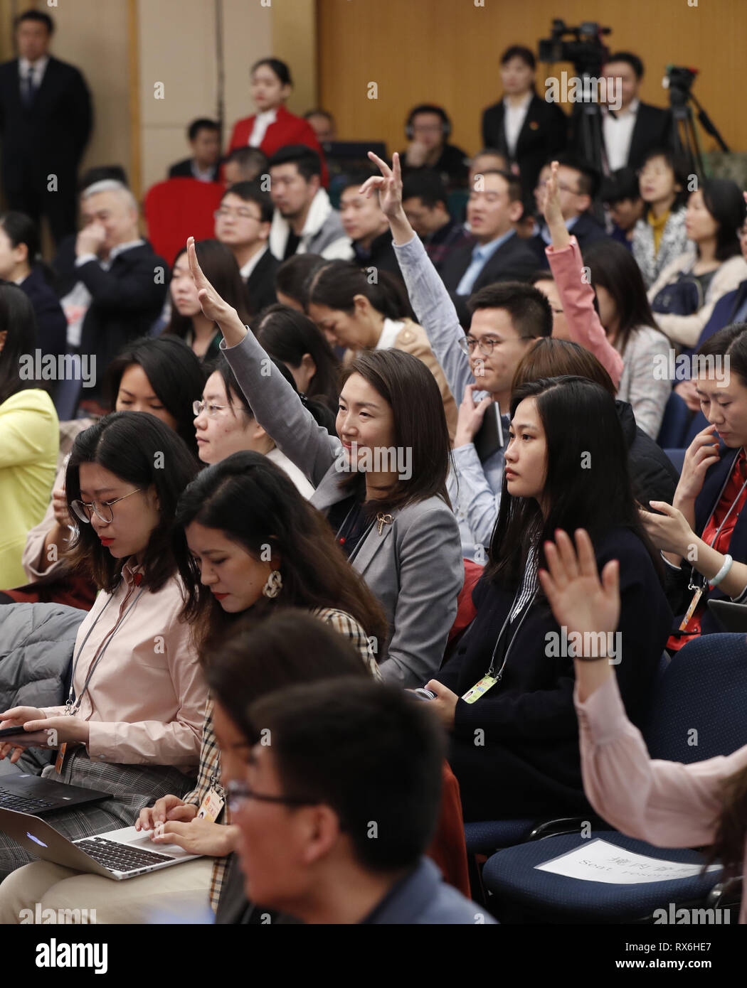 Peking, China. 9 Mär, 2019. Journalisten heben die Hände Fragen für die zweite Session des 13 NPC in Peking, der Hauptstadt von China bei einer Pressekonferenz auf die legislative Arbeit des Nationalen Volkskongresses (NVK) bitten, 9. März 2019. Credit: Shen Bohan/Xinhua/Alamy leben Nachrichten Stockfoto