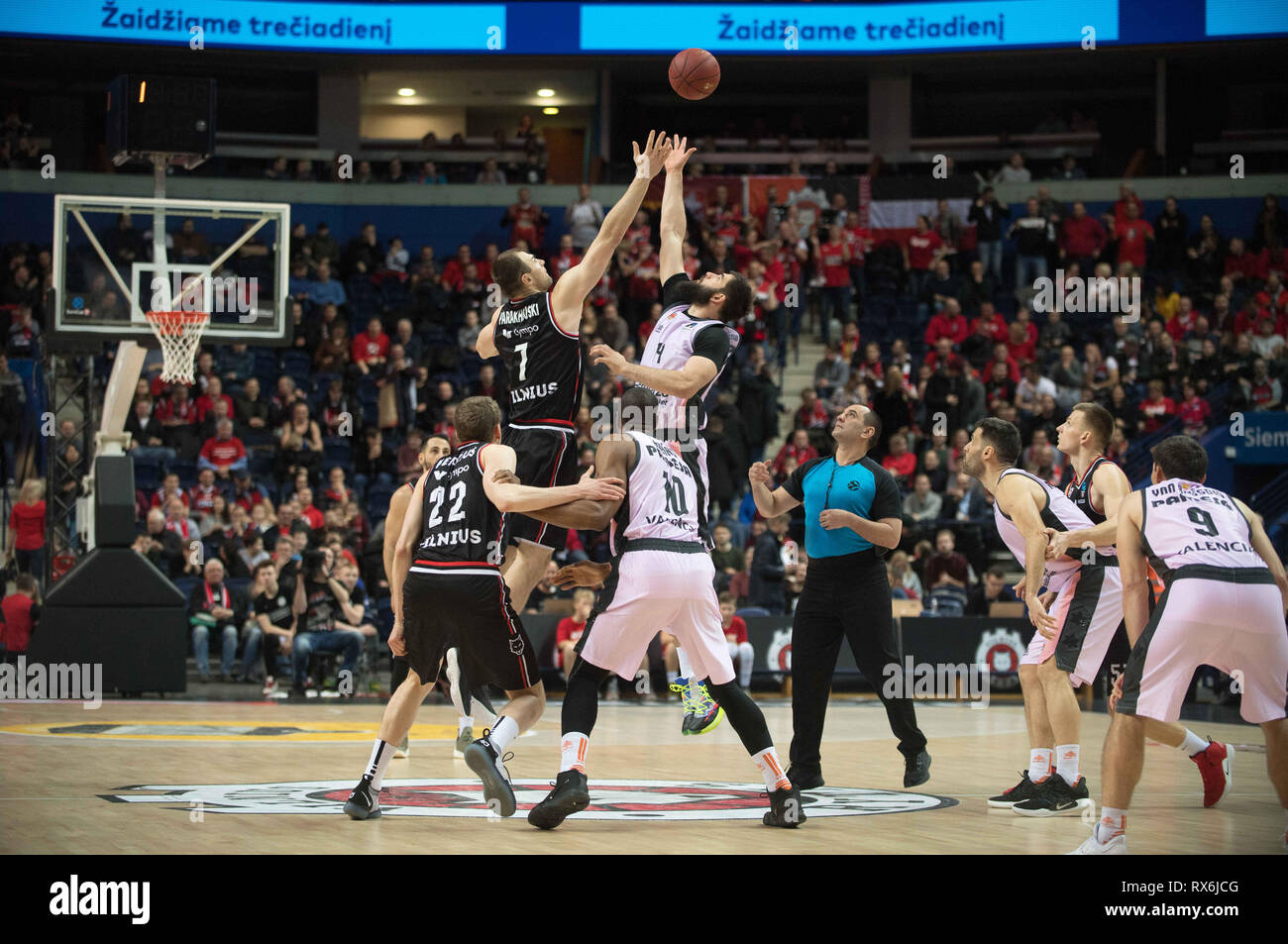 Litauen, Litauen. 8 Mär, 2019. Artsiom Parakhouski (oben L) des Rytas Vilnius Mias mit Bojan Dubljevic (oben R) von Valencia Warenkorb während einer Viertelfinale gegen zwischen Rytas Vilnius und Valencia Warenkorb 2018-2019 Eurocup Basketball Turnier in Vilnius, Litauen, 8. März 2019. Valencia Warenkorb gewann 71-56. Credit: alfredas Pliadis/Xinhua/Alamy leben Nachrichten Stockfoto