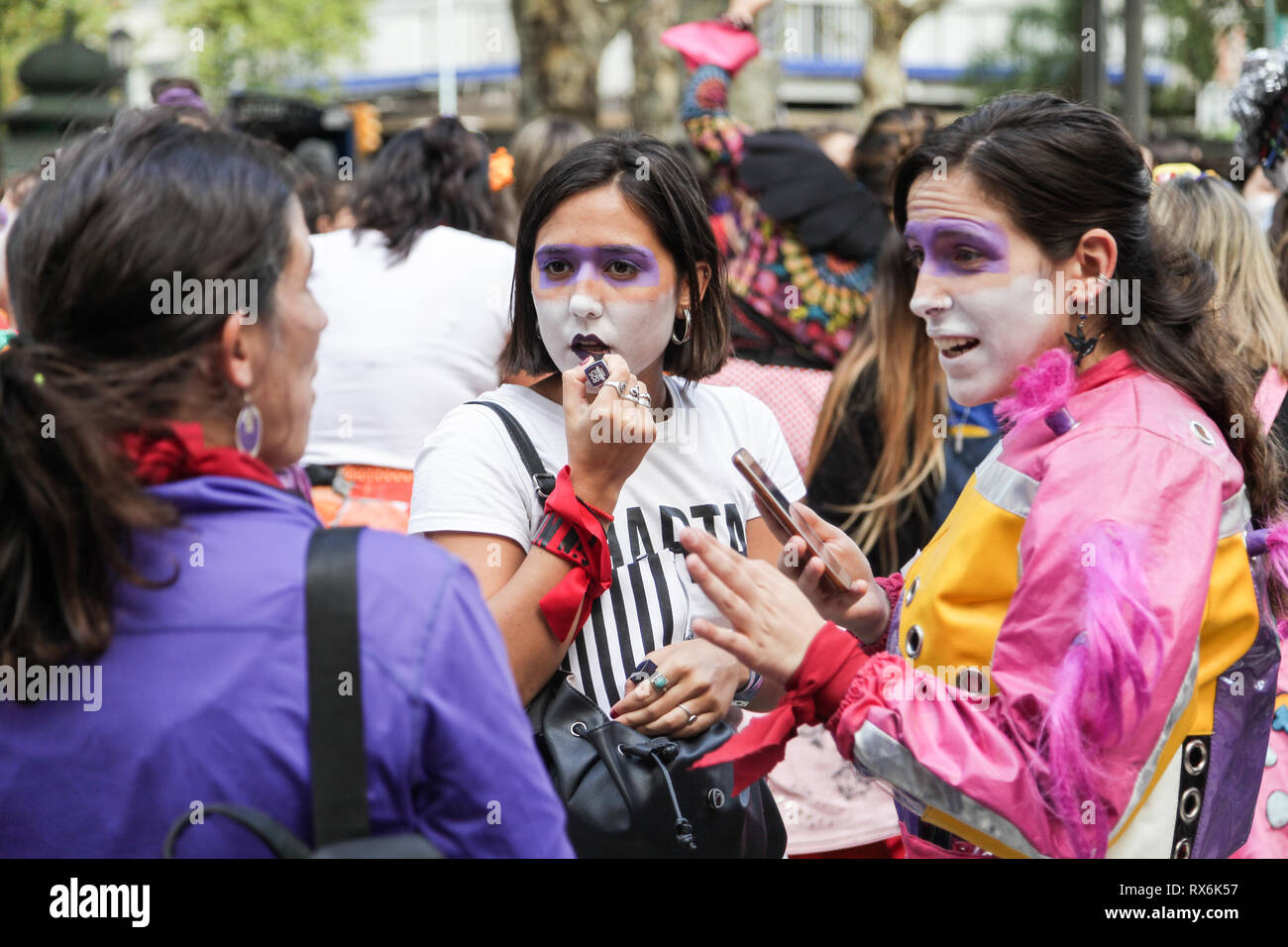 Frauen gesehen die Erfassung bei Tag März den Internationalen Frauentag. Tausende Menschen versammelten sich auf den Straßen von Montevideo gegen Gewalt gegen Frauen und die Gleichstellung von Männern und Frauen zu verlangen. Stockfoto