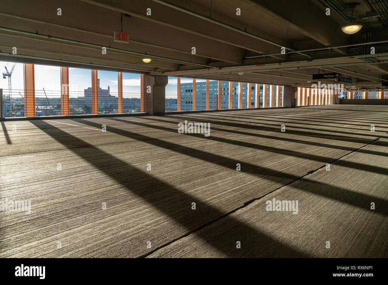 Künstlerische Ansicht von leeren Parkplatz Garage Innenraum mit Licht und Schatten Stockfoto