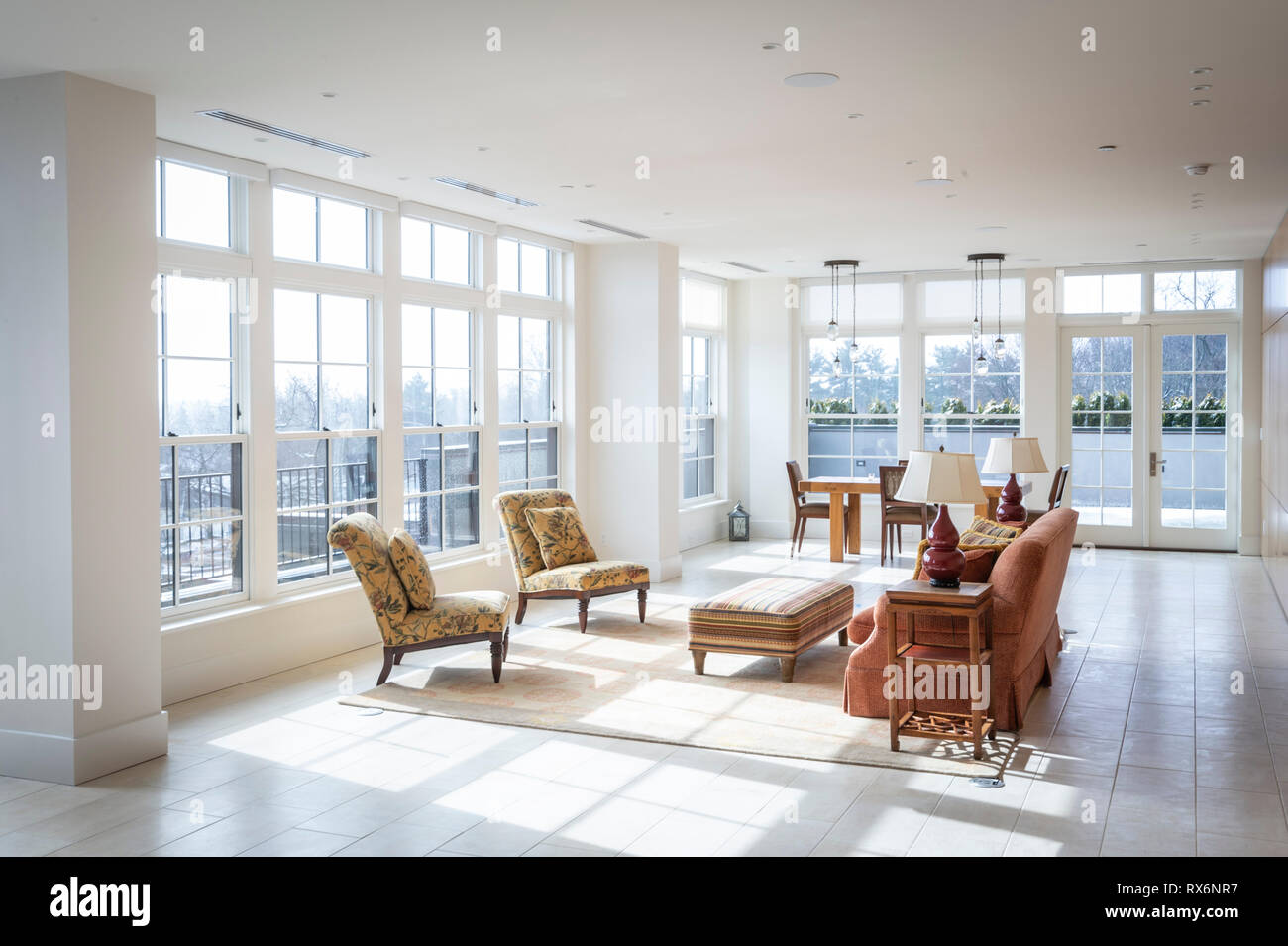 Wohn- Innen große Wohnzimmer mit Fenstern vom Boden bis zur Decke Stockfoto