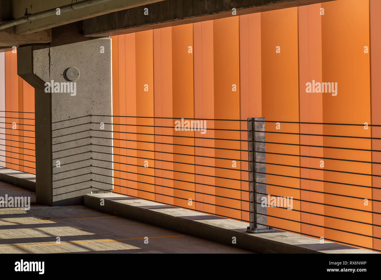 Künstlerische Ansicht von leeren Parkplatz Garage Innenraum mit Licht und Schatten Stockfoto