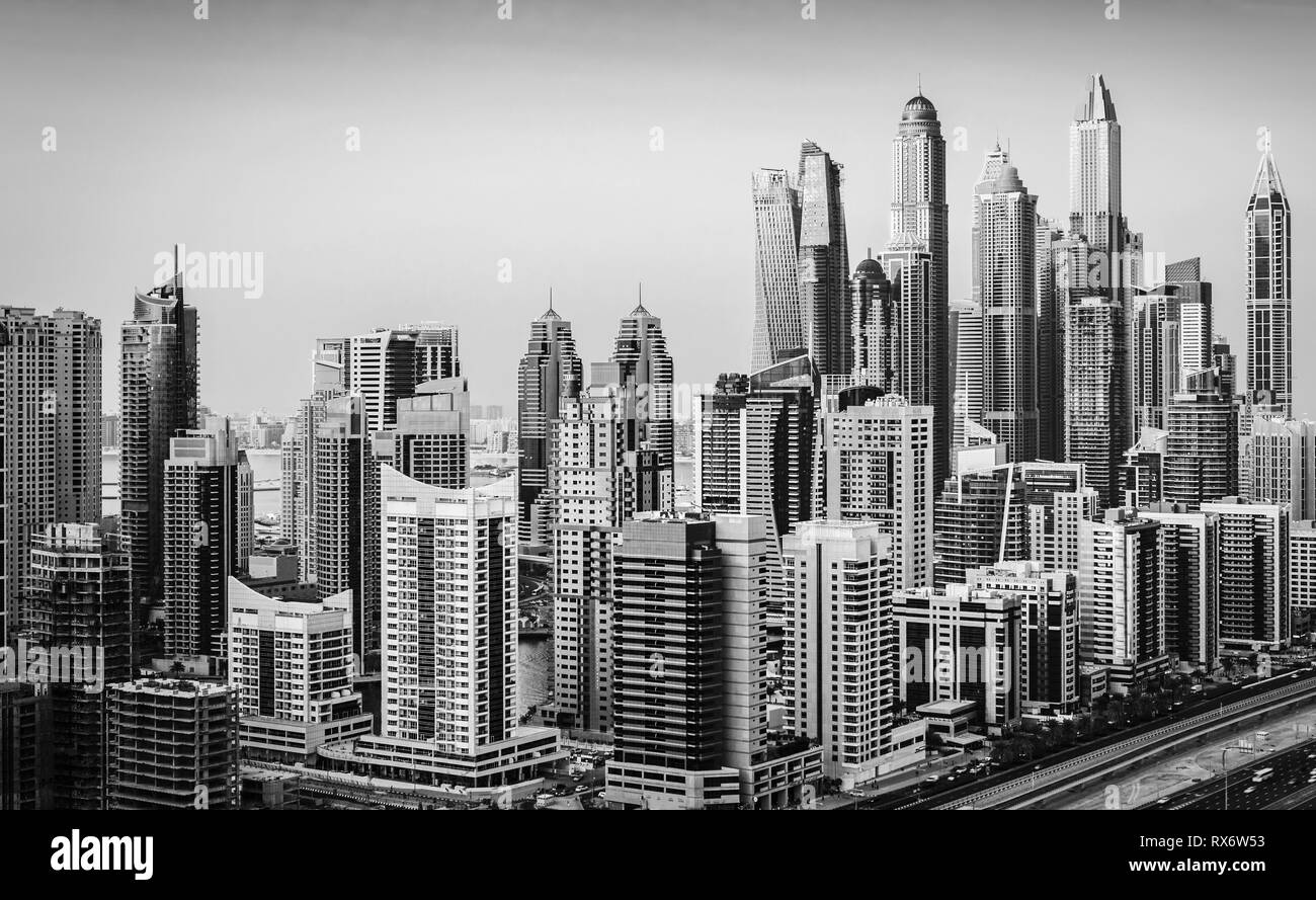 Tolle Dachterasse mit Blick auf den Jachthafen von Dubai Wolkenkratzer, Dubai, Vereinigte Arabische Emirate Stockfoto
