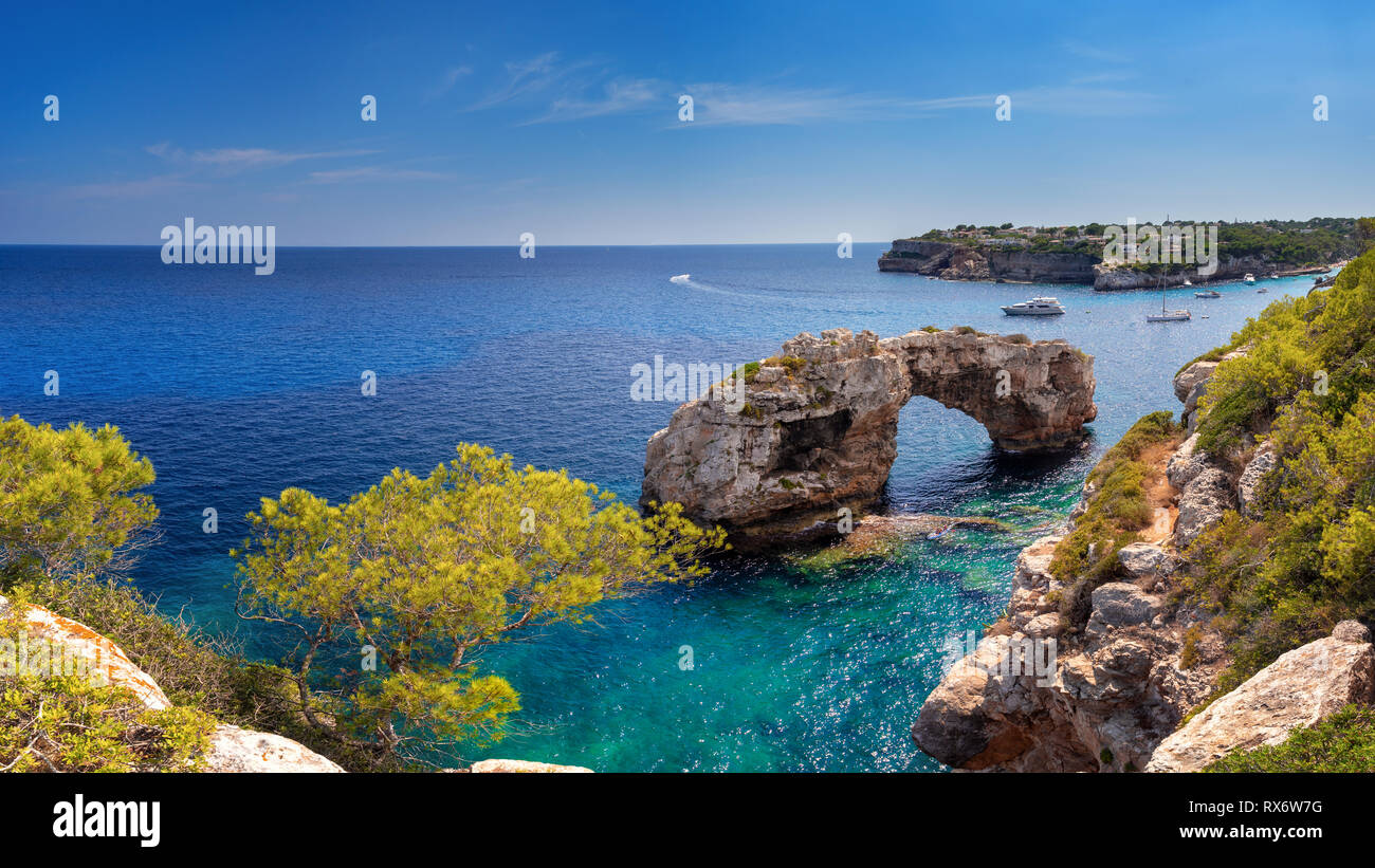 Es Pontas auf Mallorca mit Boot in der Nähe des Mittelmeers verankert. Sonnigen Tag mit Yacht und rock Arch in der Nähe von Santanyi Mallorca Stockfoto