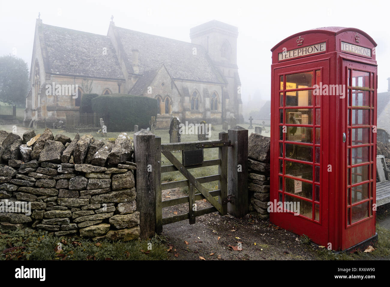 Telefonzelle in der Nähe von Snowshill Kirche in theCotswolds. Misty Landschaft Stockfoto