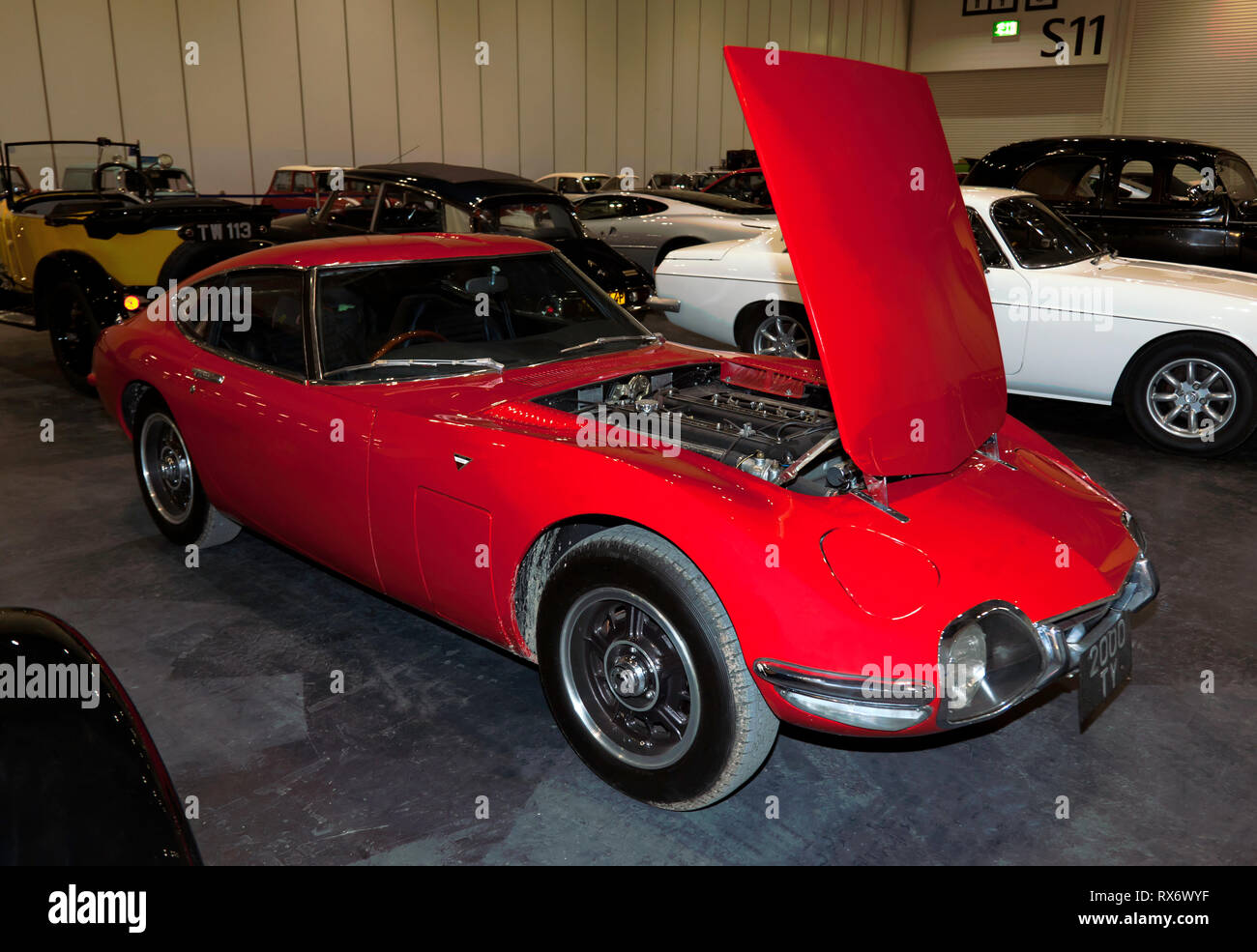 Drei Viertel Vorderansicht eines 1967, Toyota 2000 GT auf Anzeige im Paddock Bereich der 2019 London Classic Car Show. Stockfoto