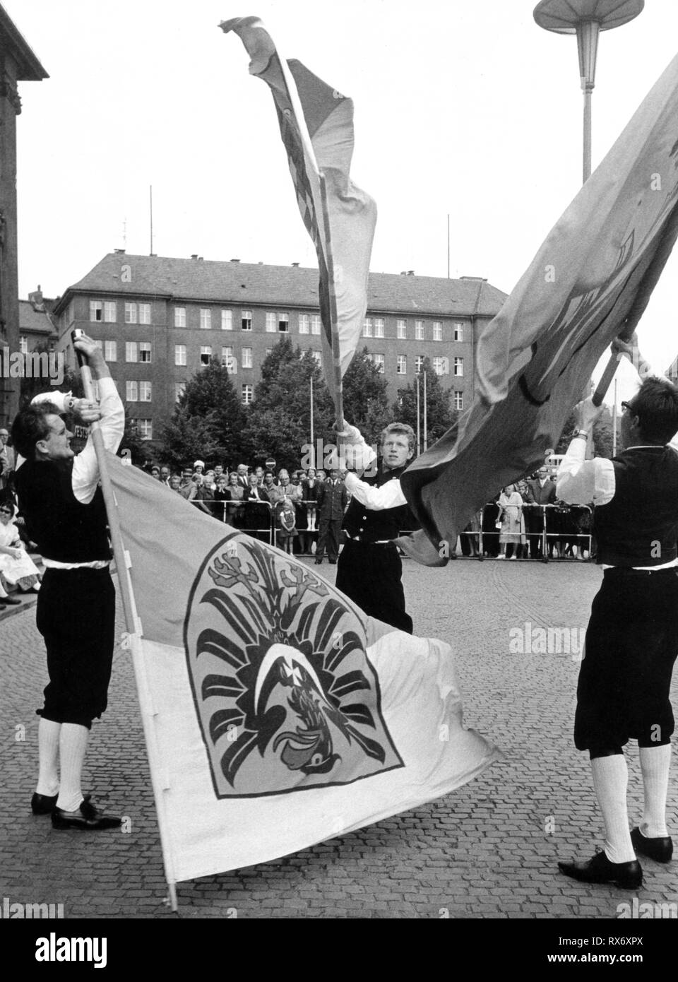 Mitglieder der Deutschen Jugend des Ostens unter der Flagge vor dem Rathaus Schöneberg am Tag zuvor. Rund 20.000 Vertriebene nahmen an einer Kundgebung in der Waldbühne in Berlin am "Tag der Heimat" am 5. September 1965. | Verwendung weltweit Stockfoto