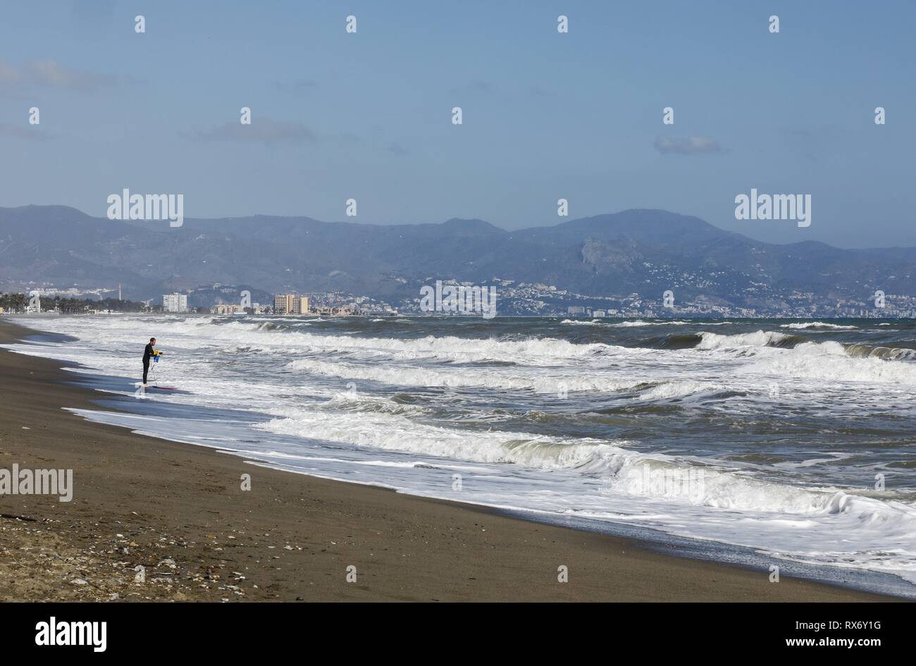 Ein Mann am Strand in Torremolinos, Spanien, 13. Februar 2019. Die spanische Wirtschaft wartet, um zu sehen, wie der britische Zukunft Abreise aus der Europäischen Union in Spanien gelten könnten. | Verwendung weltweit Stockfoto
