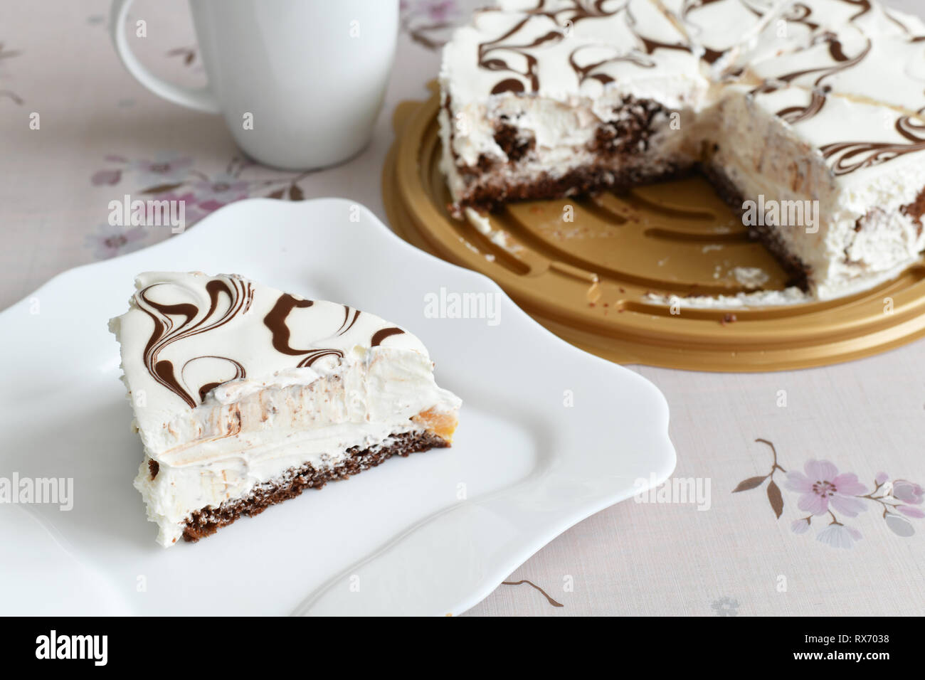 In Stücke schneiden fettarmer Joghurt Torte mit Schokolade Stockfoto
