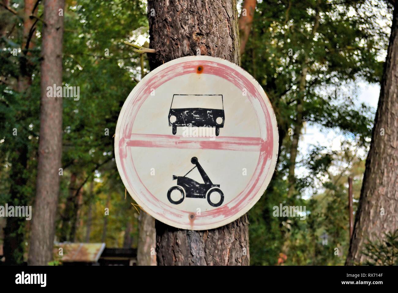 Schild an einer Straße Stockfoto