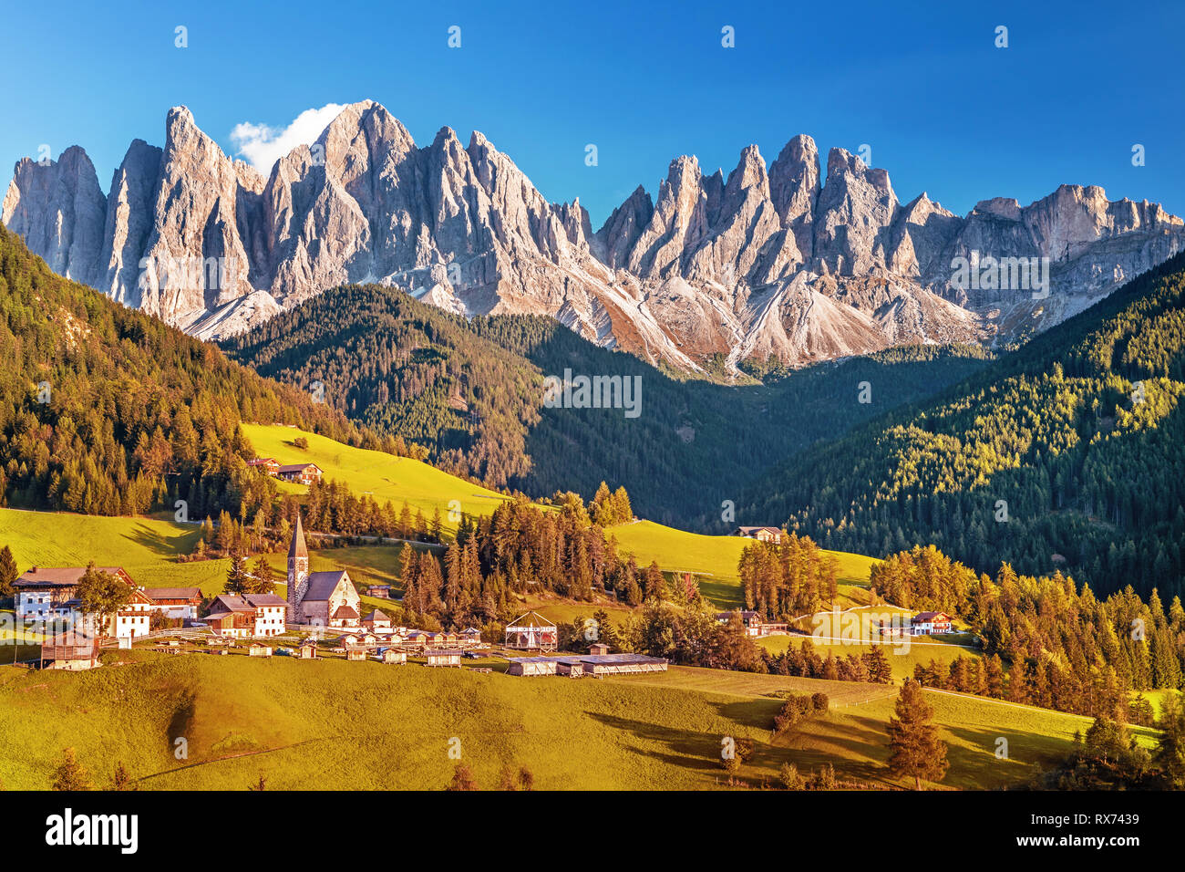 Berühmte alpine Ort Santa Maddalena Dorf mit magischen Dolomiten Berge im Hintergrund, Val di Funes Tal, Trentino Alto Adige, Italien Stockfoto