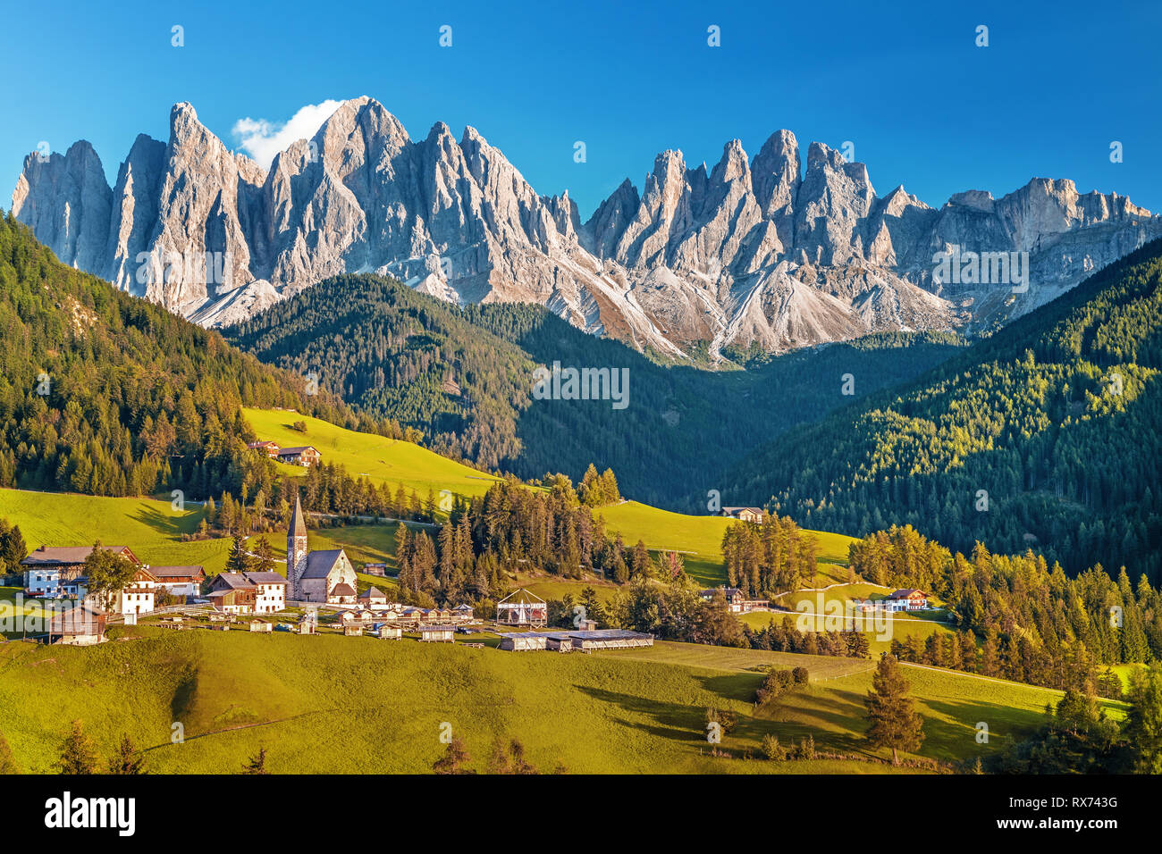Berühmte alpine Ort Santa Maddalena Dorf mit magischen Dolomiten Berge im Hintergrund, Val di Funes Tal, Trentino Alto Adige, Italien Stockfoto