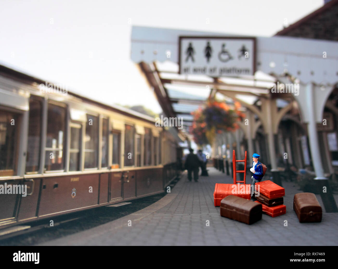 Modell Gepäck Bahnsteig Szene Stockfoto