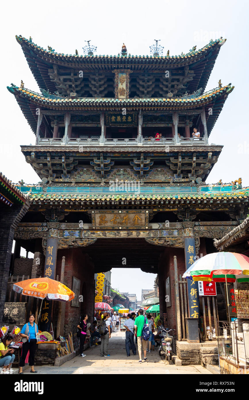 Sep 2013 - Pingyao, Shanxi, China - der alte Turm in der South Street von Pingyao, einer der wichtigsten Straßen der alten Stadt. Pingyao ist ein Weltkulturerbe der UNESCO Stockfoto