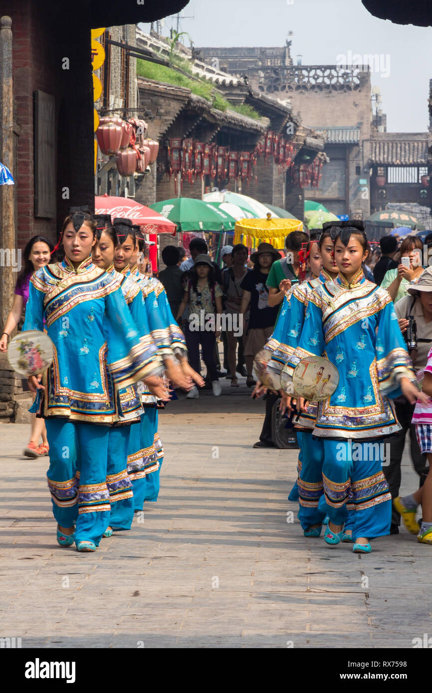Sep 2013 - Pingyao, Shanxi, China - traditionelle Kostüm Parade, die jeden Morgen in der South Street von Pingyao, einer der wichtigsten Straßen der geschieht, Stockfoto