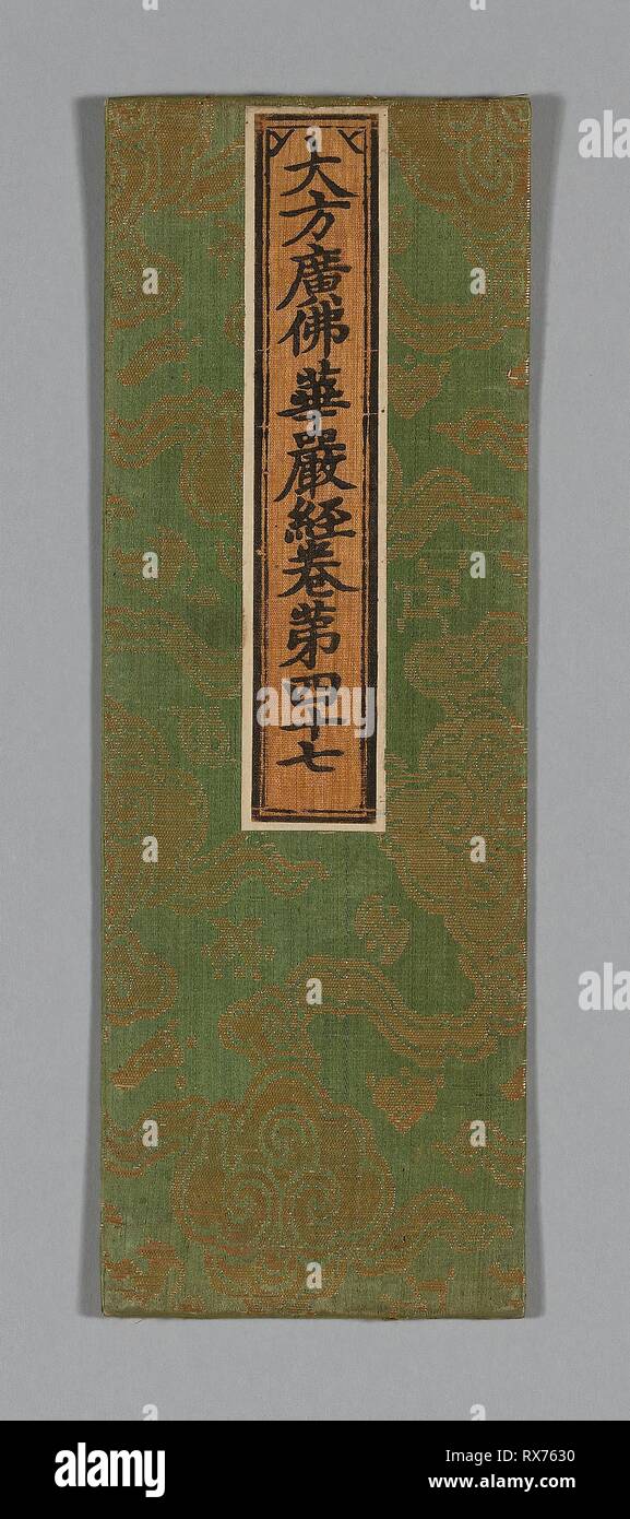 Sutra-einband. China. Datum: 1590-1599. Abmessungen: 34,8 x 12,2 cm (13 3/4 x 4 3/4 in.) Wiederholung: 20.2 × 11.1 cm (8 x 4 3/8 in.). Seide und gold-leaf-über-lackiert - Streifen Papier, Warp-float konfrontiert 4:1 Atlasbindung mit ergänzenden Musterung in 1 gebunden: 4 Schuß-float konfrontiert Satin interlacings; Label: Seide, in Leinwandbindung, mit Tinte, Papier gemalt. Herkunft: China. Museum: Das Chicago Art Institute. Stockfoto