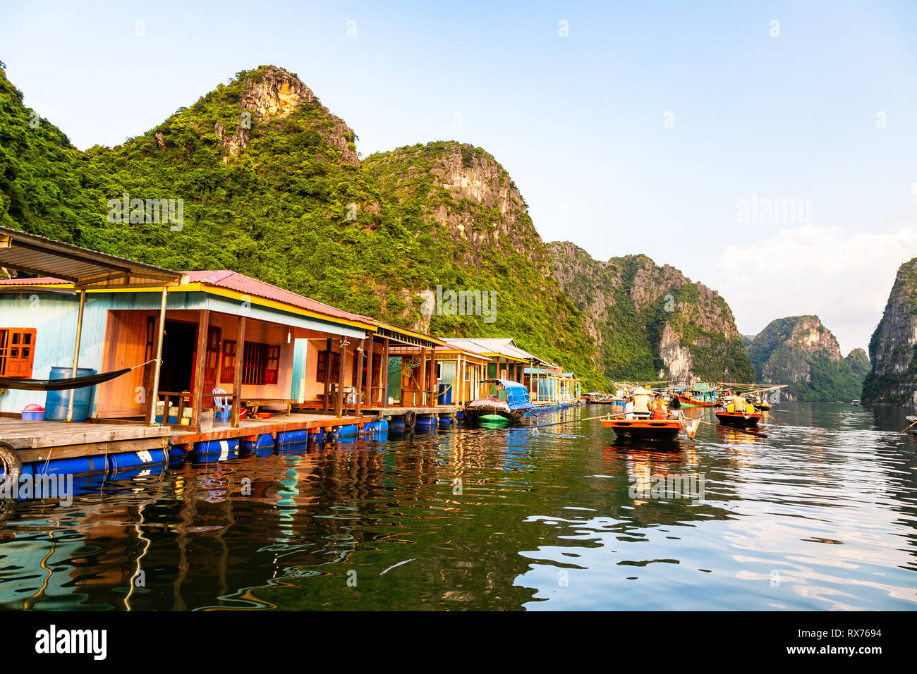 Aug 2016, Halong Bay, Vietnam. Fischer schwimmenden Dorf in der Halong Bucht. In den Golf von Tonkin, Halong Bay ist ein UNESCO-Weltkulturerbe, berühmt Stockfoto