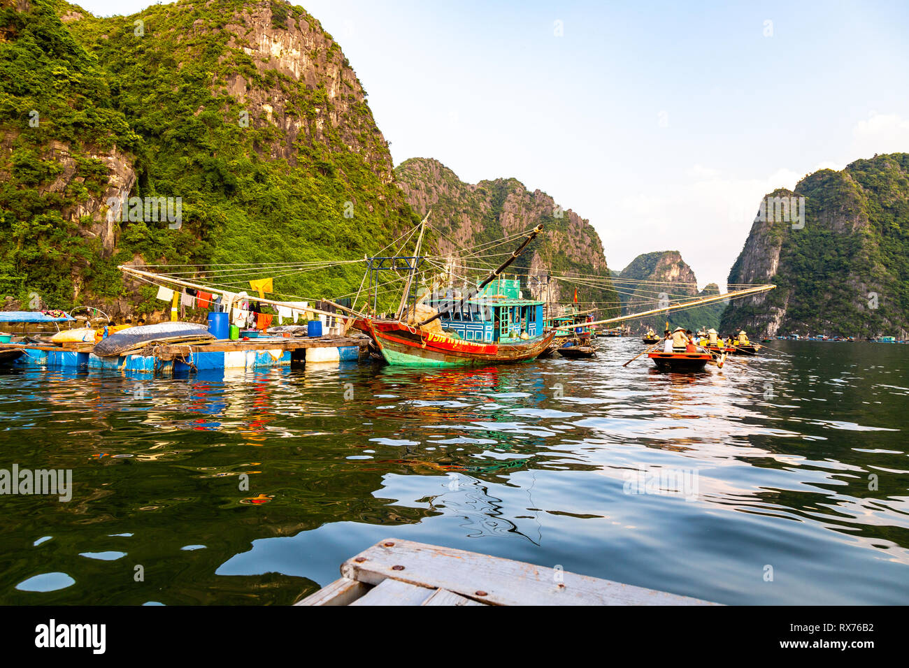 Aug 2016, Halong Bay, Vietnam. Fischerboote in der Halong Bucht. In den Golf von Tonkin, Halong Bay ist ein UNESCO-Weltkulturerbe, berühmt für seinen ka Stockfoto