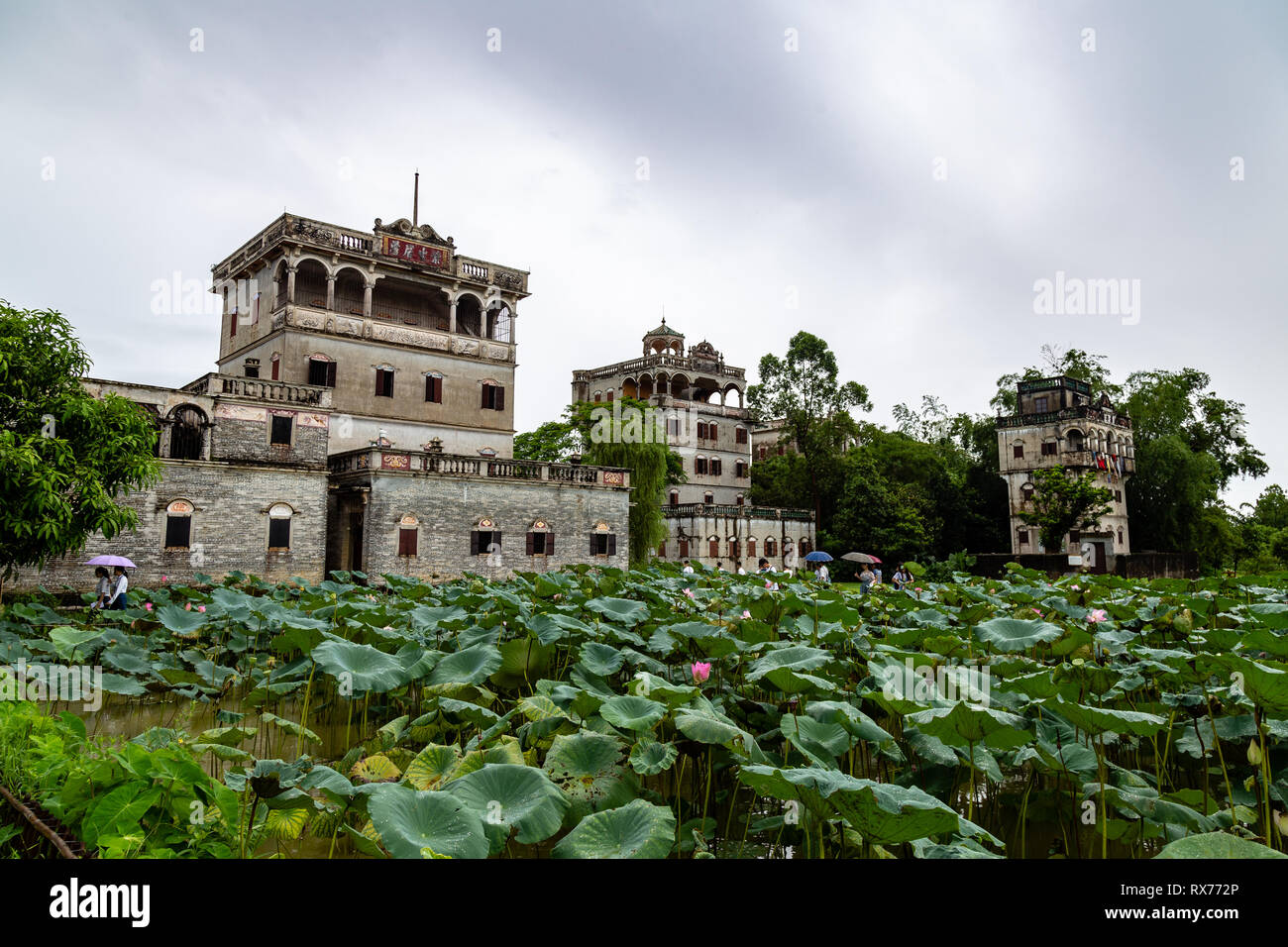 Juli 2017 - Pingyao, China. Pingyao Zili Diaolou im Dorf, in der Nähe von Guangzhou. Durch reiche Überseechinesen gebaut, diese Familie Häuser sind eine einzigartige Mischung von Ch Stockfoto