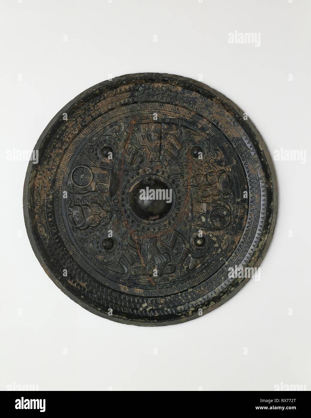 Spiegel mit Bildern der Daoistischen Gottheiten. China; wahrscheinlich aus der Provinz Zhejiang. Datum: 100 AD-299 AD. Abmessungen: Durchm.: 20,6 × Diam. 0,6 cm (8 1/8 x 1/4 in.). Bronze. Herkunft: China. Museum: Das Chicago Art Institute. Stockfoto