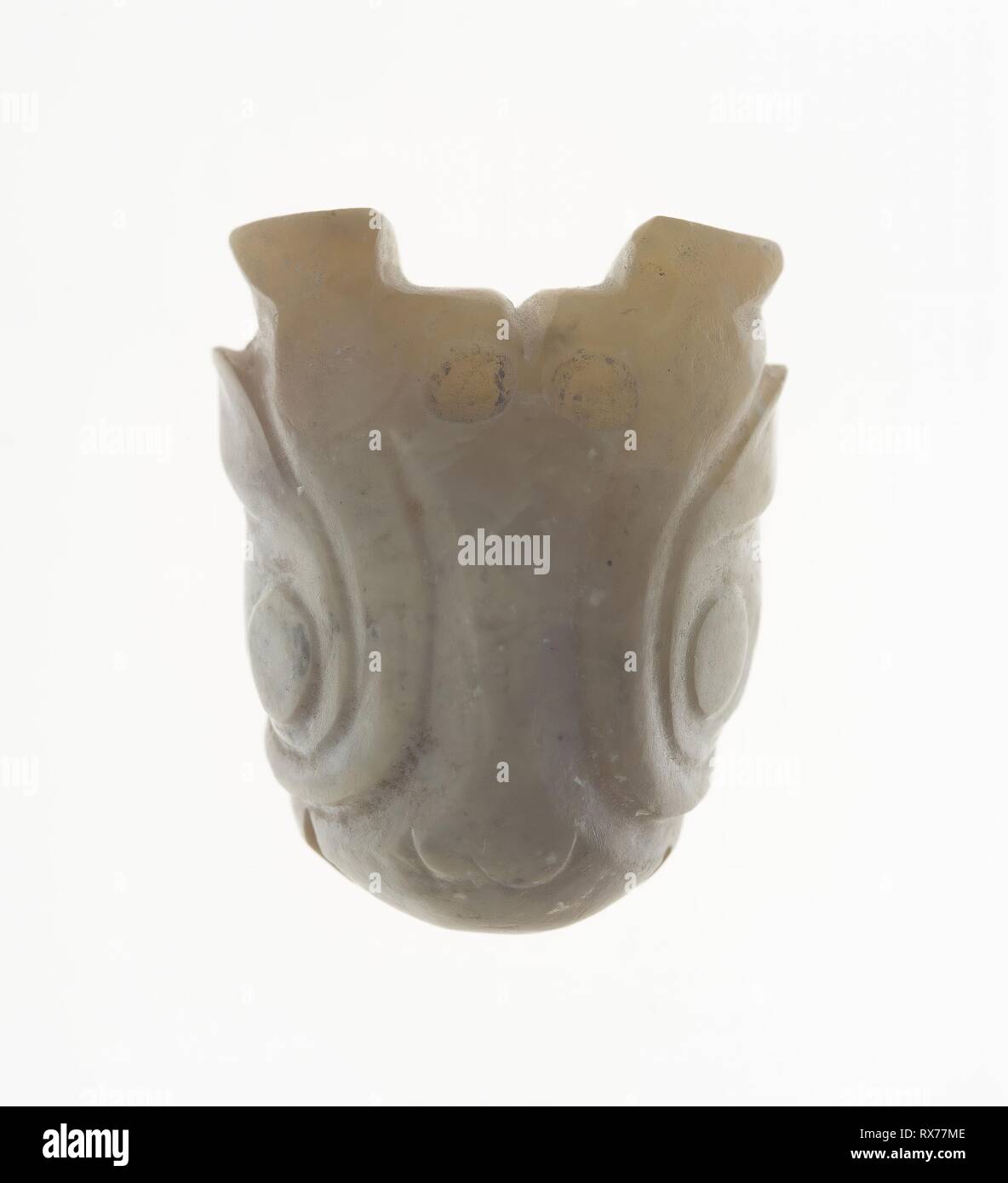 Anhänger mit Tierkopf. China. Datum: 1100 v. Chr.-900 v. Chr.. Abmessungen: 7/8 x 9/16 x 1/4 in. Jade. Herkunft: China. Museum: Das Chicago Art Institute. Stockfoto