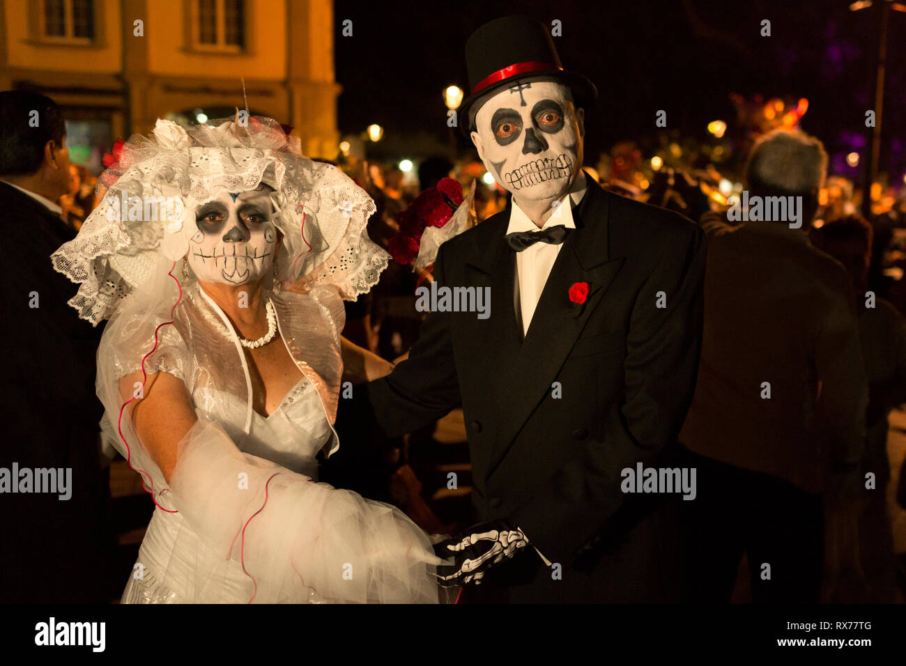 Einige der Teilnehmer kommen verkleidet als die Toten zum Tanz auf dem Platz der Stadt gehalten anlässlich der Feier des Tages der Toten. Stockfoto