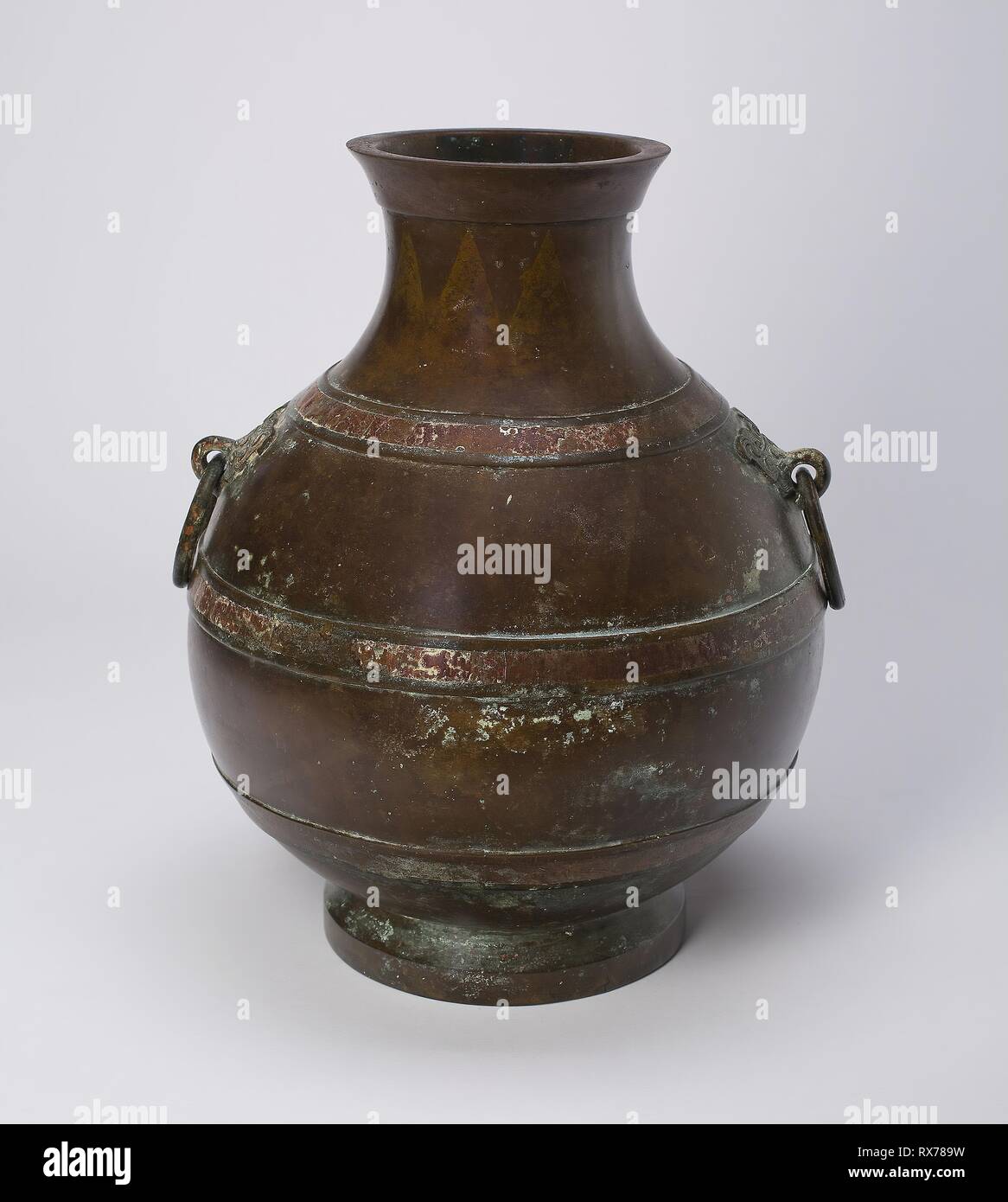Wein Jar (Hu). China. Datum: 299 v. Chr.-100 v. Chr.. Abmessungen: H 32,4 cm (12 3/4 in.) Durchmesser. 25,5 cm. Bronze. Herkunft: China. Museum: Das Chicago Art Institute. Stockfoto
