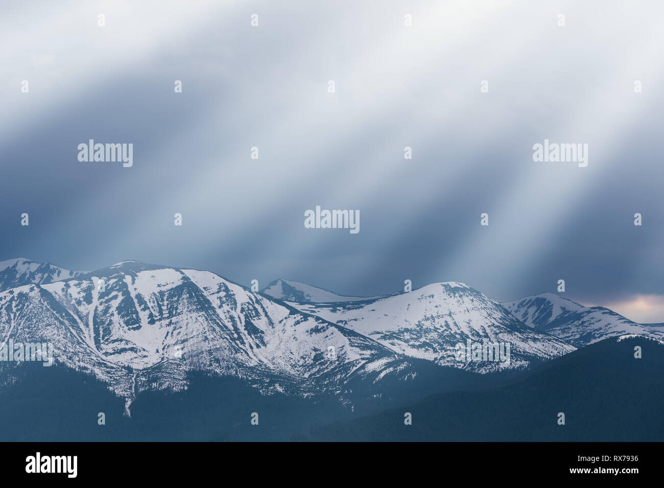 Frühling Landschaft mit stürmischen Himmel. Letzte Schnee auf den Gipfeln. Ein Strahl der Sonne von den Wolken. Karpaten, Ukraine Stockfoto