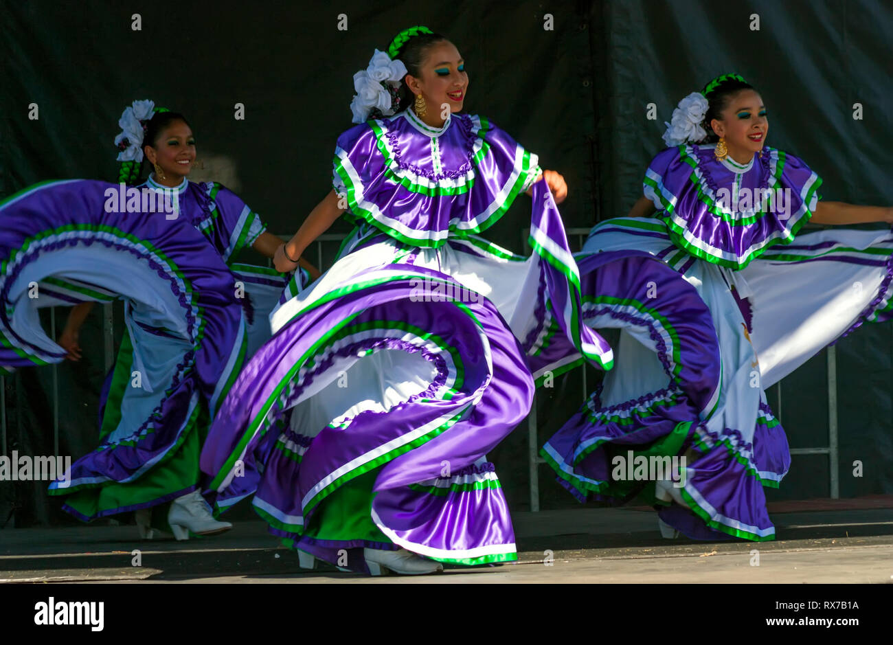 San Diego, Kalifornien, Vereinigte Staaten - 03.Mai 2014: Tänzer beteiligt sich an der Fiesta in San Diego, Kalifornien auf Mai 03,2014, die jährliche Fiesta Stockfoto