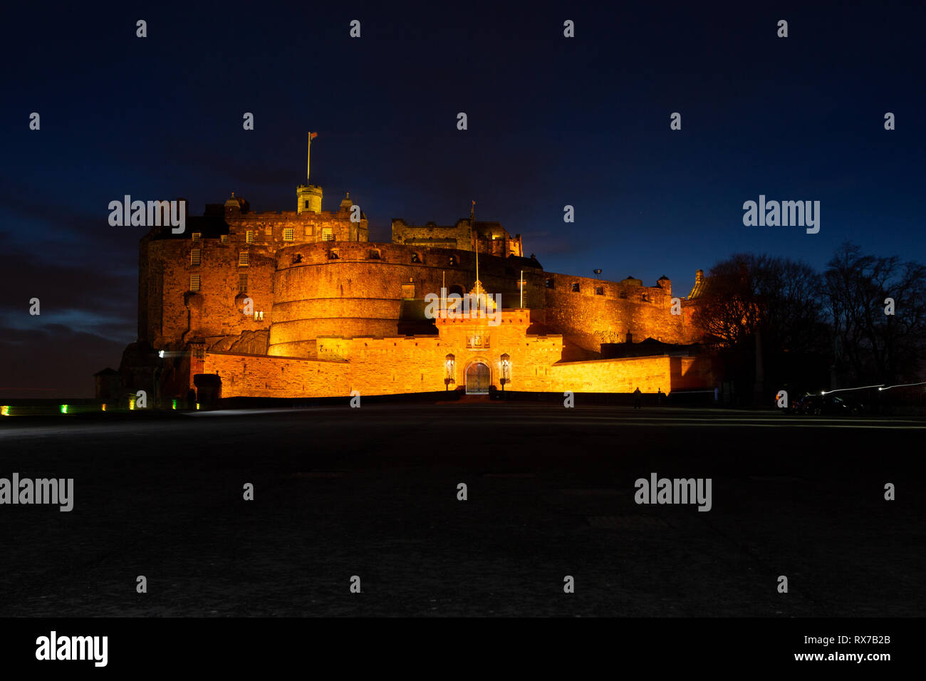 EDINBURGH, Schottland - Februar 8, 2019 - Edinburgh Castle ist ein altes Fort am Castle Rock entfernt. Es ist das Symbol der Stadt. Stockfoto