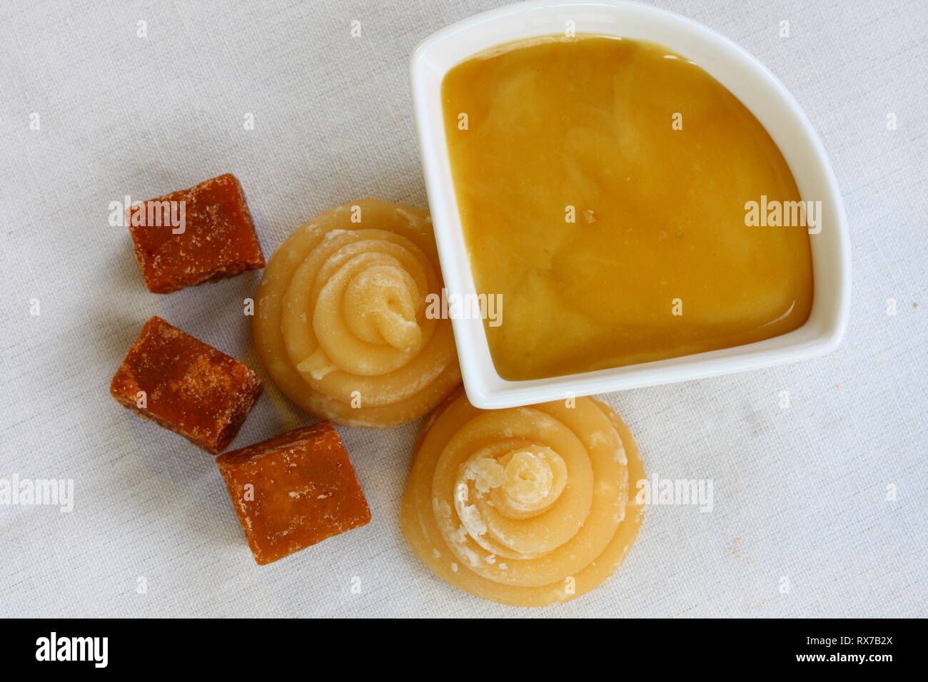 Die meisten der Zucker verbrauchen wir in der thailändischen Küche heute kommt aus zwei Quellen: das Zuckerrohr und Kokospalme. Sie sind eine Vielzahl von Aromen Stockfoto