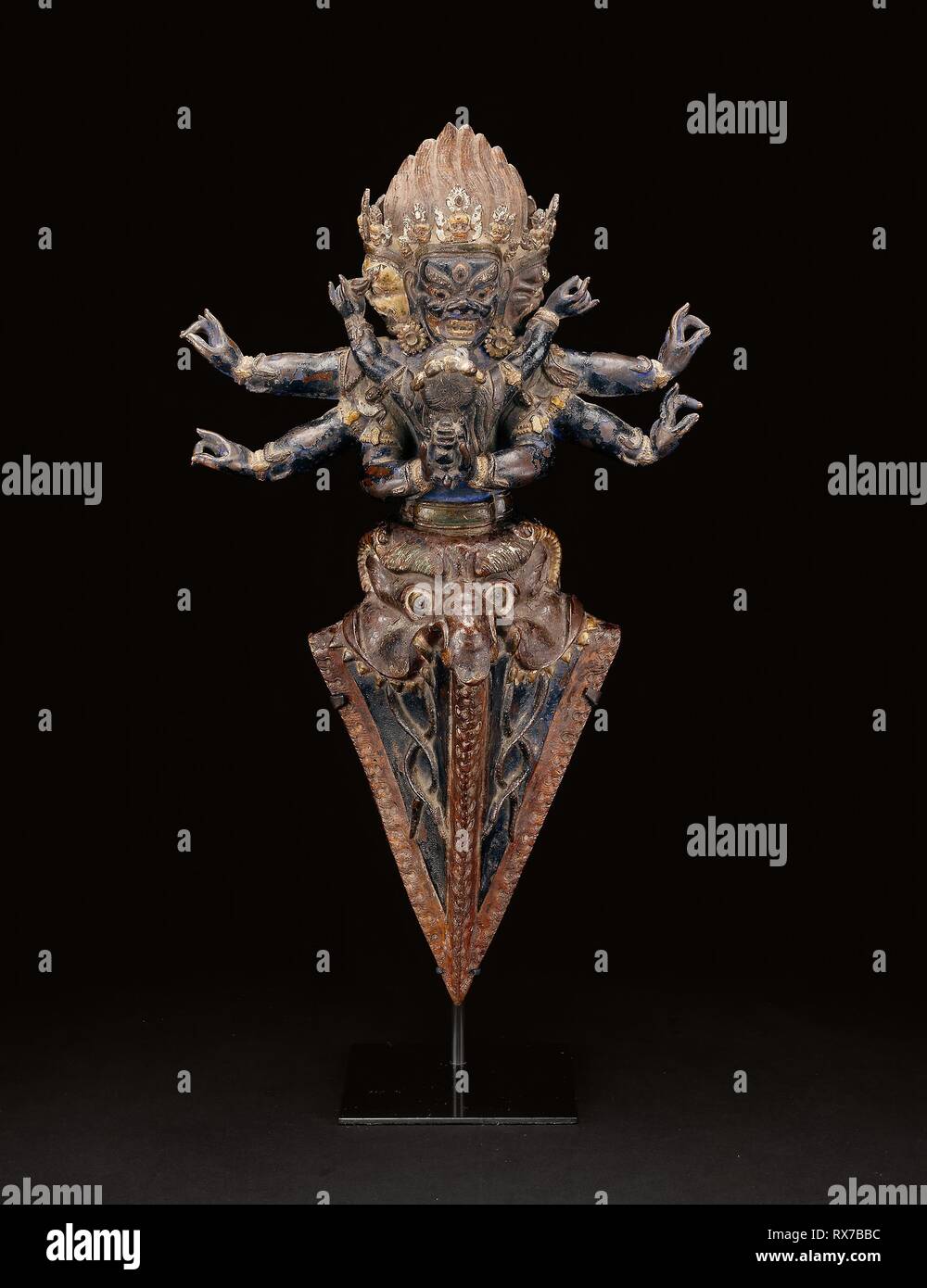 Personifizierte Ritual Dolch (vajrakila) im Ritual Umarmung (yab-yum).  Tibet. Datum: 1501-1600. Abmessungen: 43,1 x 24,8 x 10,3 cm (17 x 9 3/4 x 4  1/16 in.). Kupfer repoussé über Holz. Herkunft: Tibet. Museum: Das Chicago  Art Institute Stockfotografie ...