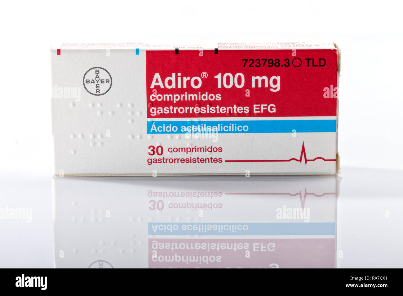 Eine Box mit Acetylsalicylsäure Adiro Tabletten von der Marke Bayer isoliert auf Weiss. Infantile Aspirin. Foto in Madrid, Spanien, am 8. März 2019. Stockfoto