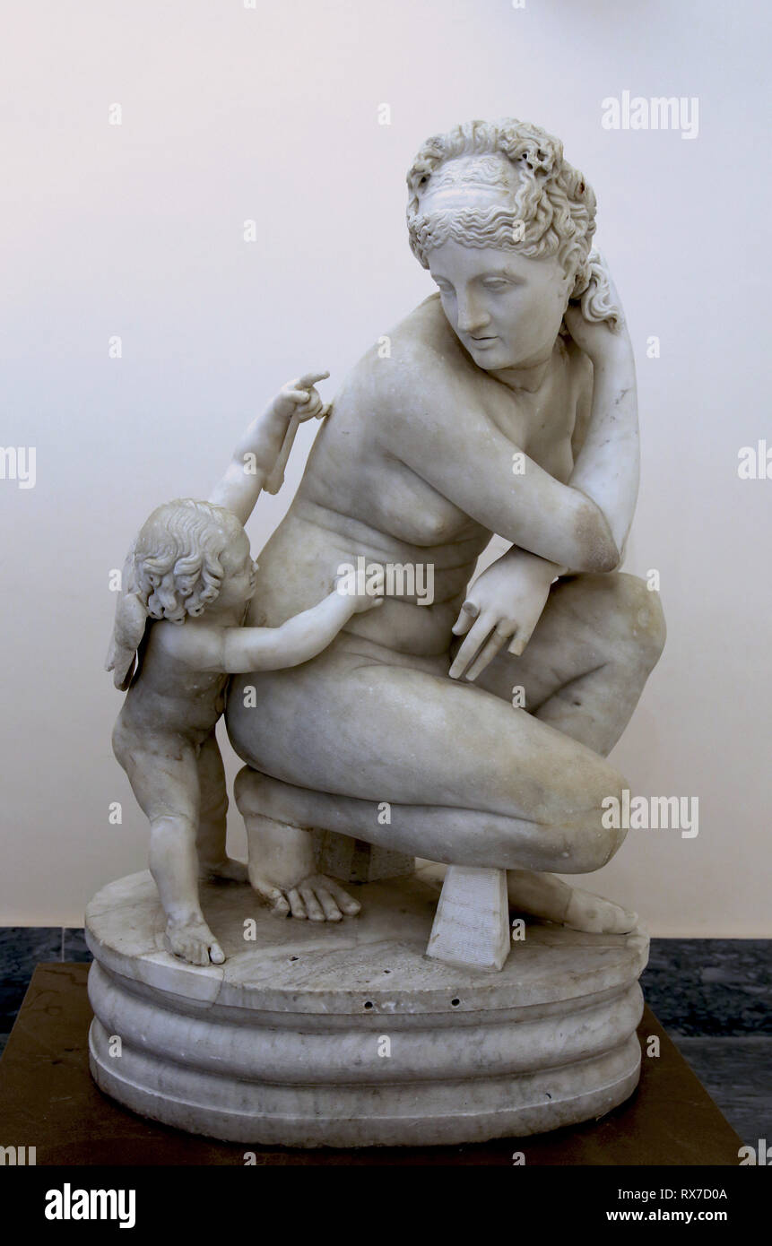 Crouching Aphrodite mit Amor. Marmor Skulptur (2. Jh. nach Chr.) von einem griechischen Original der hellenistischen Zeit. Neapel, Italien. Stockfoto