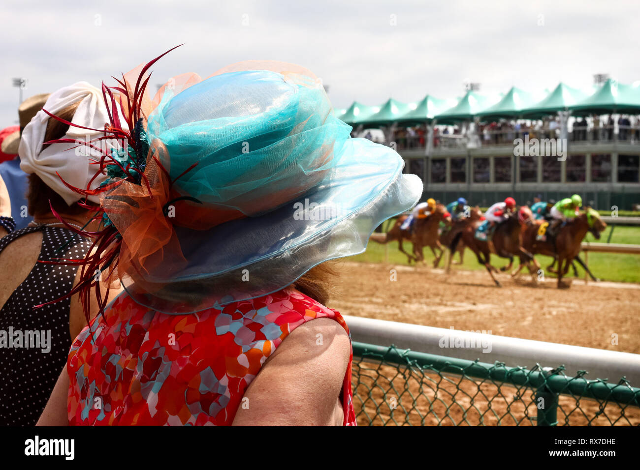 Kentucky Derby Pferderennen in Louisville, USA - Pferde, die in der Nähe der öffentlichen Teilnahme an der Derby mit einer Frau in einer großen Lust hat Stockfoto