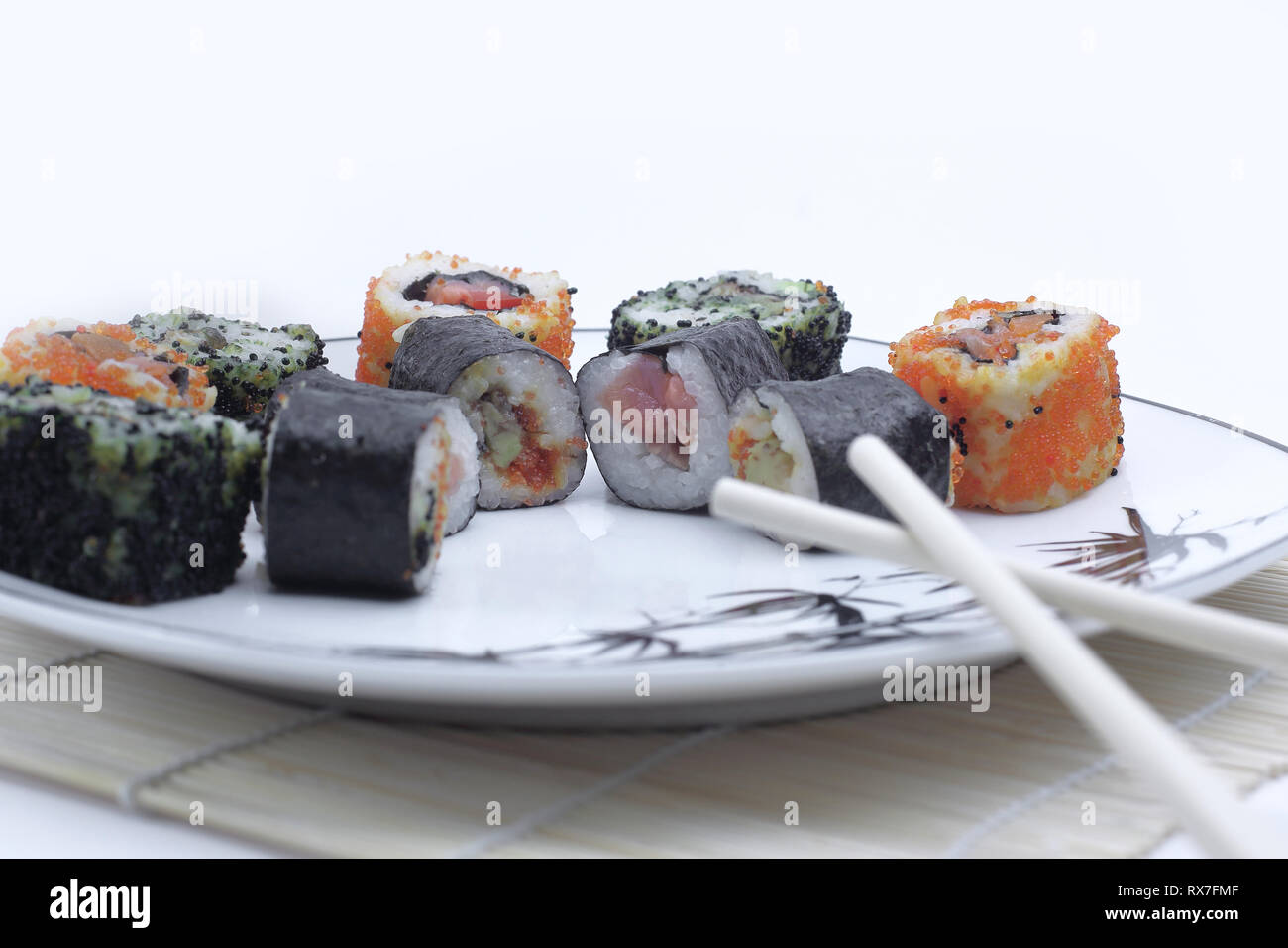 Close-up Sushi Rollen auf der Platte Stockfoto