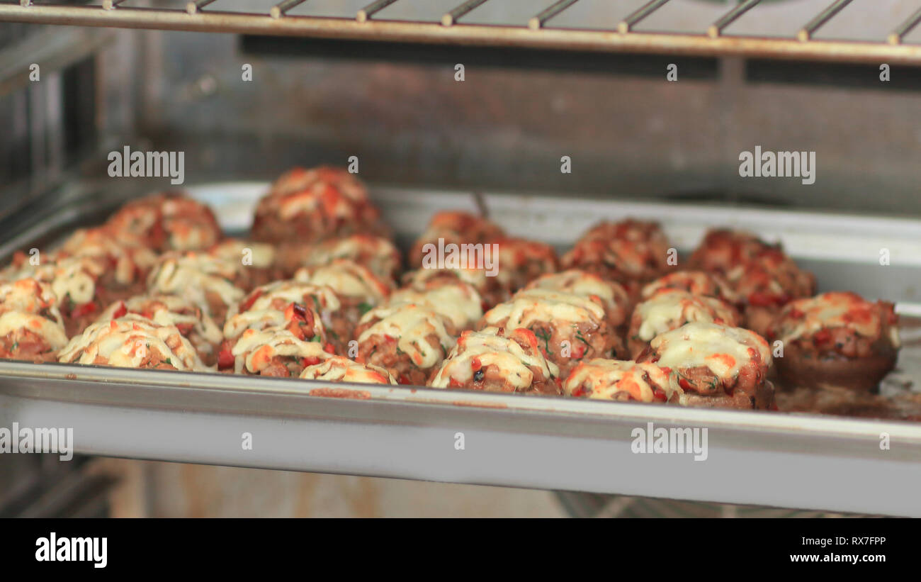Signatur Teller im Ofen in der Küche im Restaurant Stockfoto