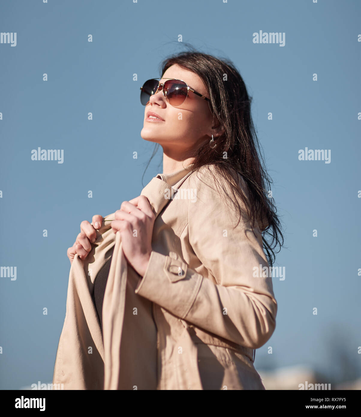 Portrait einer jungen Frau erfolgreich gegen den Himmel Stockfoto