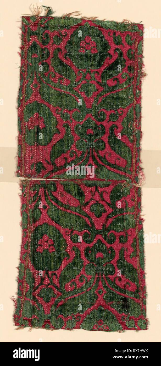 Zwei Fragmente. Italien. Datum: 1501-1600. Abmessungen: a: 16,4 × 12,6 cm (6 1/2 x 5 in.) b: 15,5 × 13,7 cm (6 1/8 x 5 3/8 in.). Seide, Warp-float Atlasbindung mit ergänzenden Haufen Kettfäden bilden Cut, uncut und verworfene samt konfrontiert. Herkunft: Italien. Museum: Das Chicago Art Institute. Stockfoto