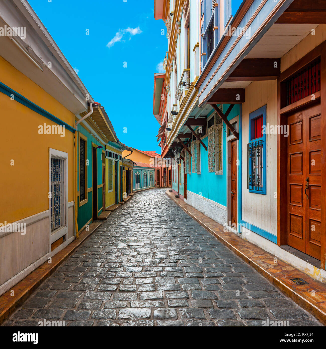 Die schönste Straße in der Stadt Guayaquil mit kolonialer Architektur und Kopfsteinpflaster in der Las Penas Bezirk Santa Ana, Hill, Ecuador. Stockfoto