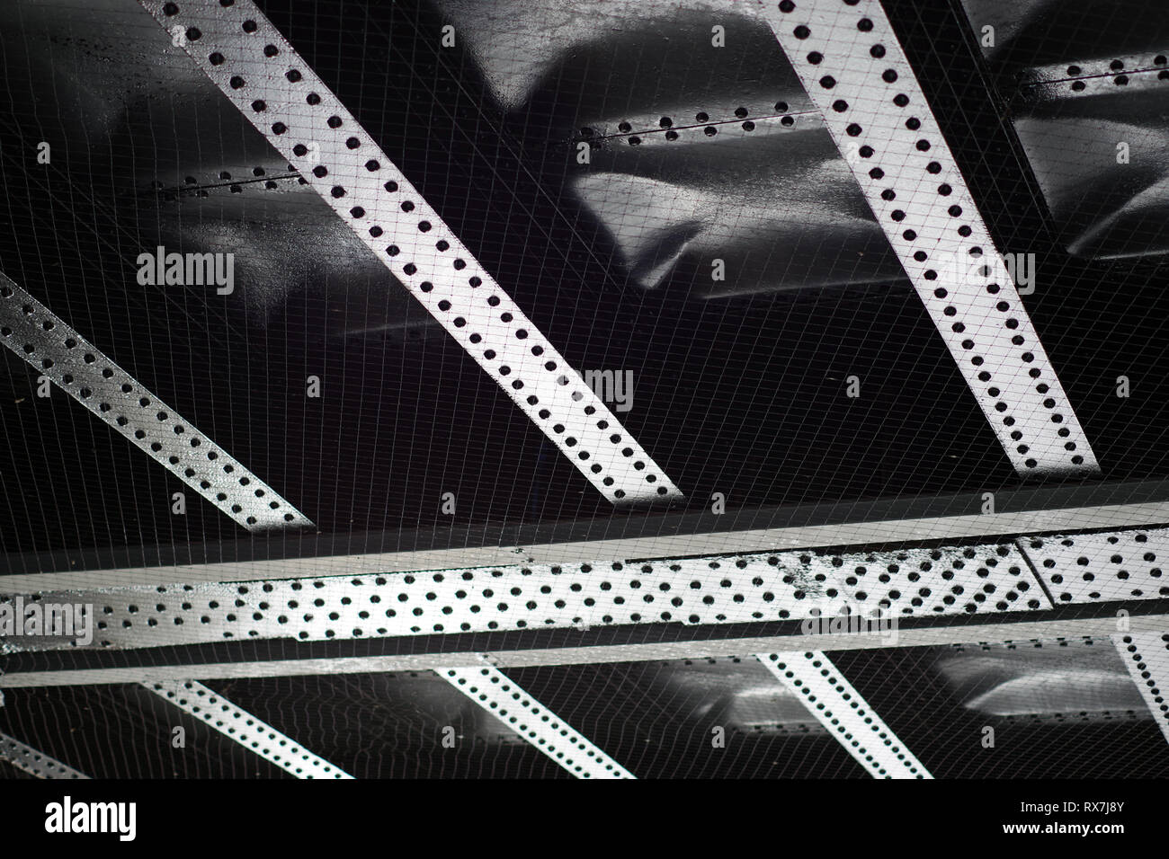 Die Unterseite der Eisenbahnbrücke mit genieteten Stahlplatten. Zur letzten gebaut. Fine Mesh Tauben zu stoppen. Stockfoto