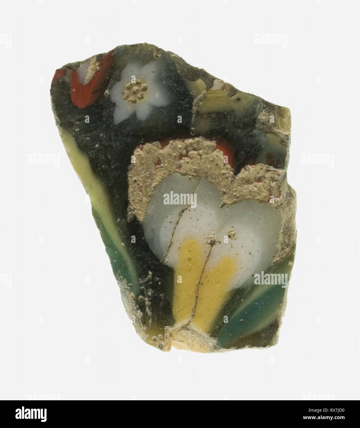 Fragment einer floralen Inlay. Ägyptische oder Roman. Datum: 100 BC-1 BC. Abmessungen: 3 × 2,5 × 0,5 cm (1 3/16 x 1 x 3/16 in.). Glas, Mosaik Technik. Herkunft: Ägypten. Museum: Das Chicago Art Institute. Thema: Alte ägyptische. Stockfoto