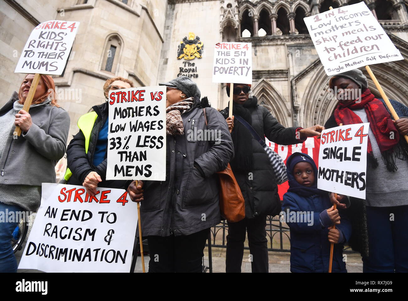 Die Rechte der Frauen Demonstration der Frauen internationale Streik Gruppe außerhalb der High Court in London am Internationalen Frauentag organisiert. Stockfoto