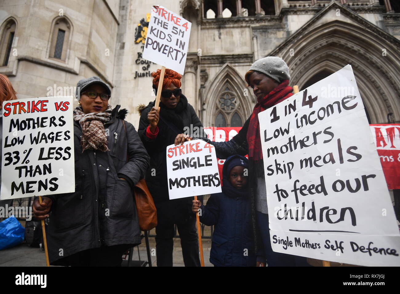 Die Rechte der Frauen Demonstration der Frauen internationale Streik Gruppe außerhalb der High Court in London am Internationalen Frauentag organisiert. Stockfoto